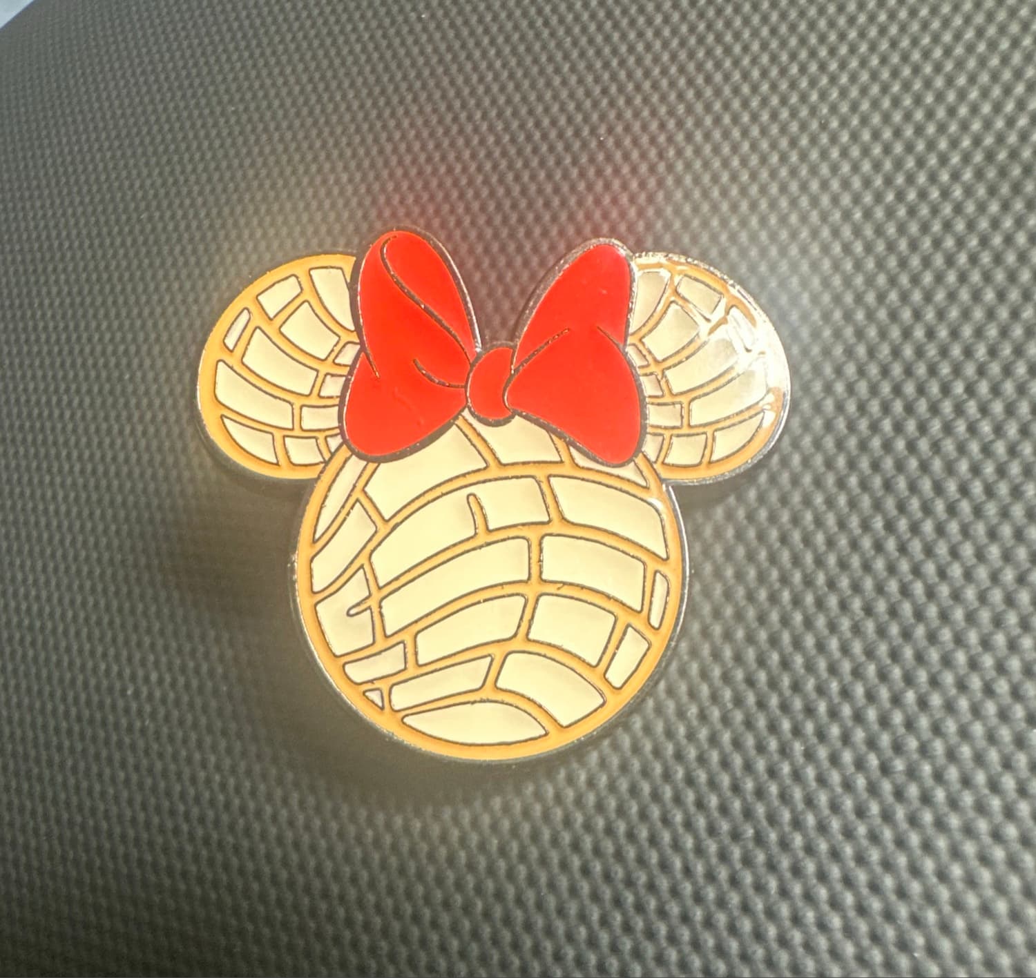 Minnie Mouse Concha - Loungefly Disney Mickey & Minnie Conchas Scented Enamel Pin Set front