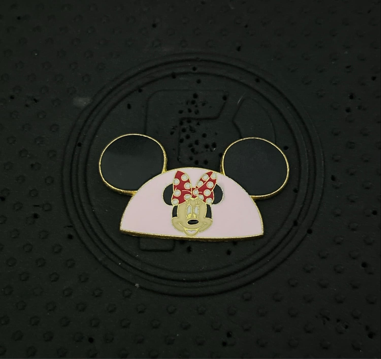 Minnie Mouse Head - Character Outlines - 2008 Hidden Mickey Series Pin front