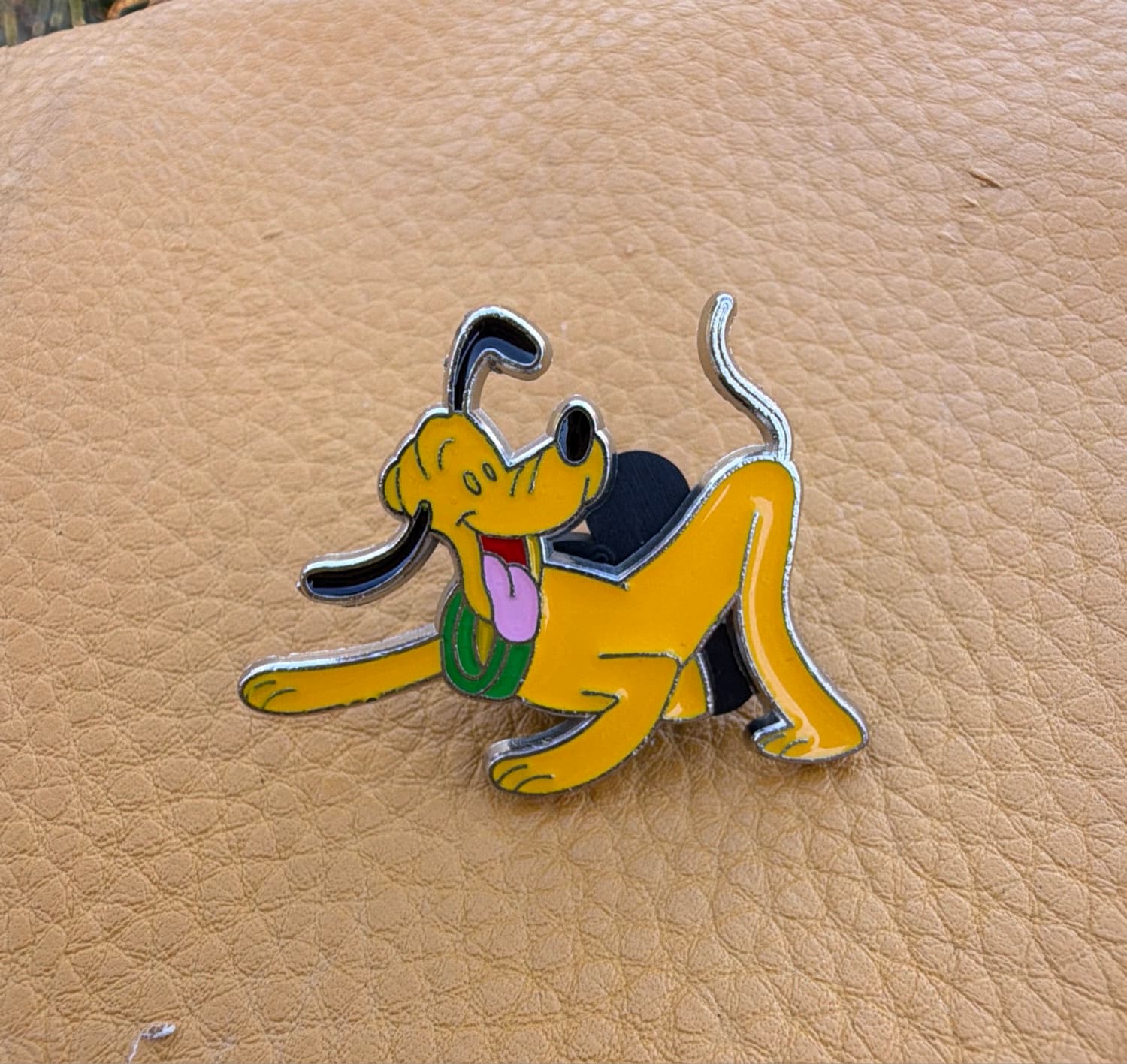Disney Dogs Mystery Pin – Pluto Playful Pose front