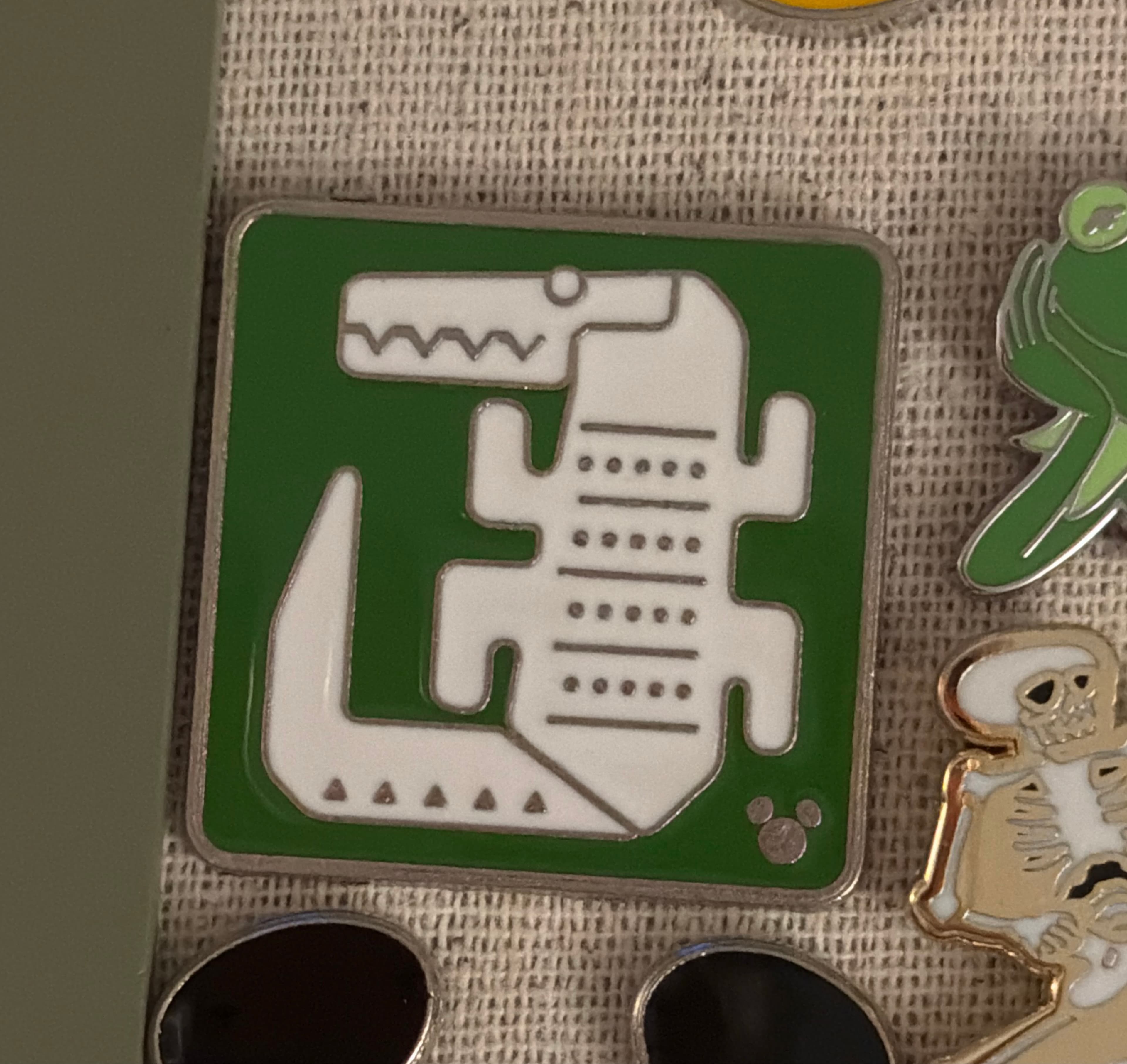 Adventure Isle Alligator - Hidden Mickey Shanghai Disneyland Lands - SDR front