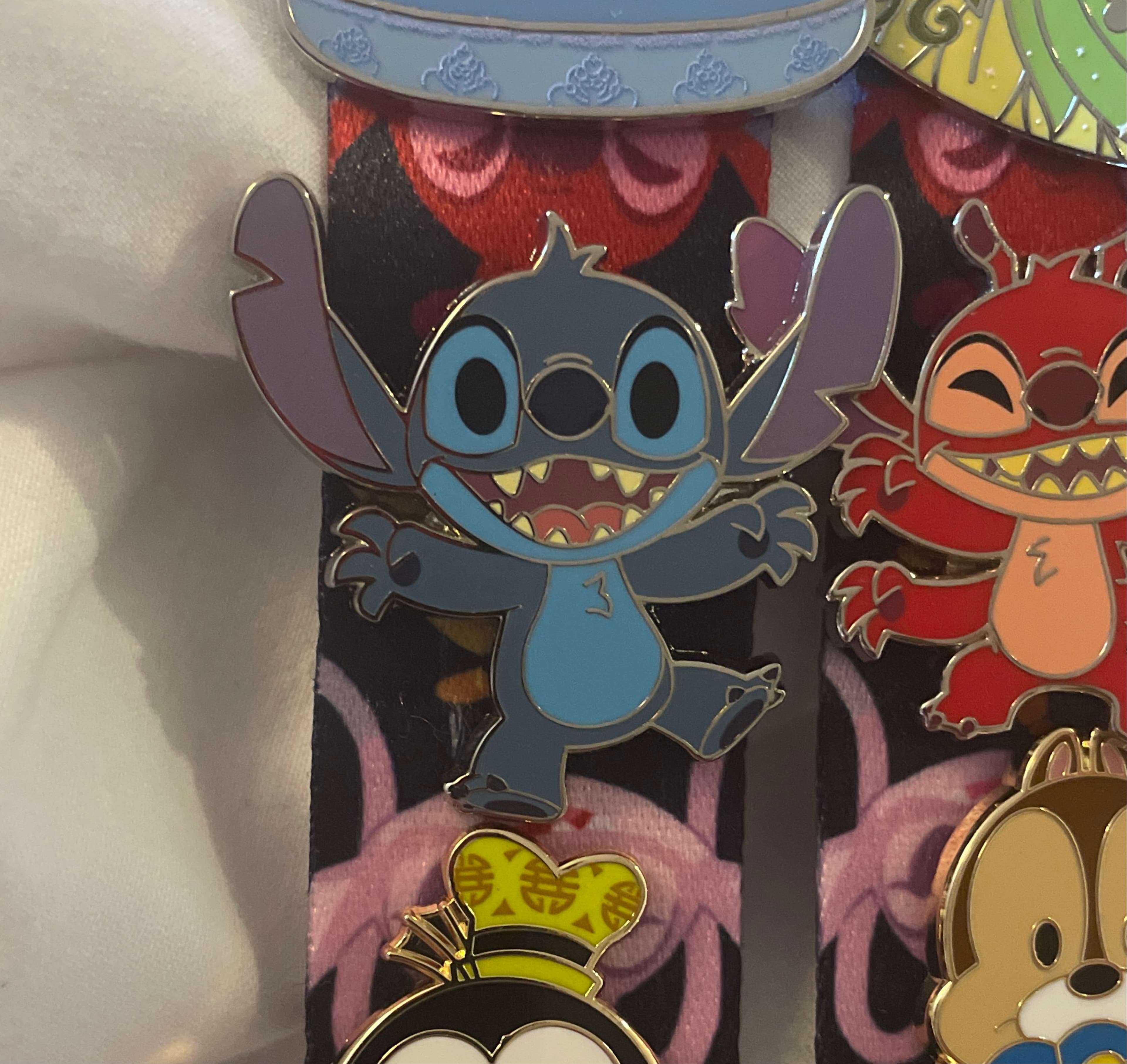 Stitch - Stitch & Friends Pin Trading Starter Set front