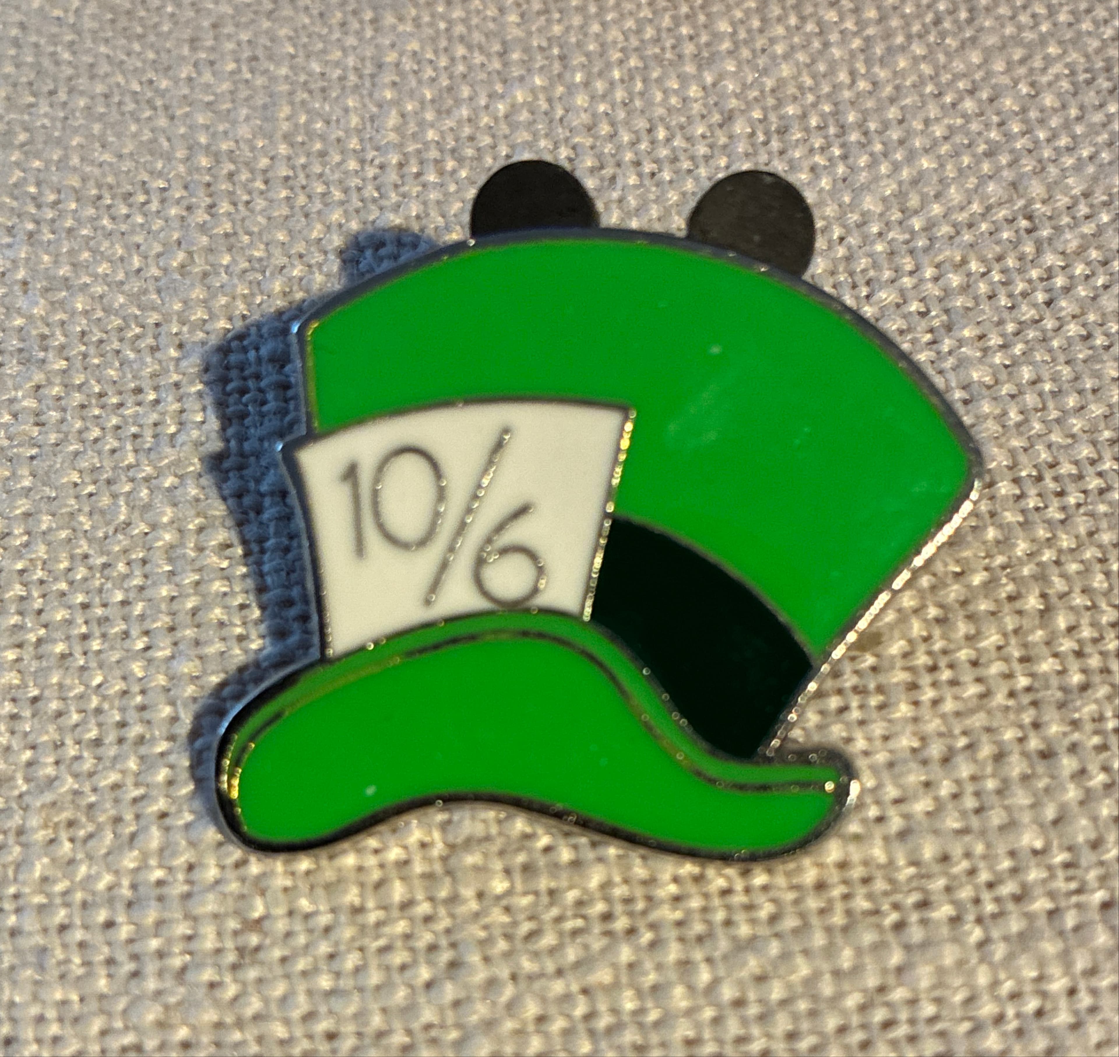 Mad Hatter Hat 10/6 Hidden Mickey Pin front
