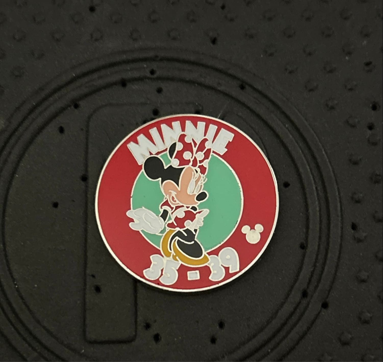 Minnie Mouse 35-39 Hidden Mickey Cast Lanyard Pin front