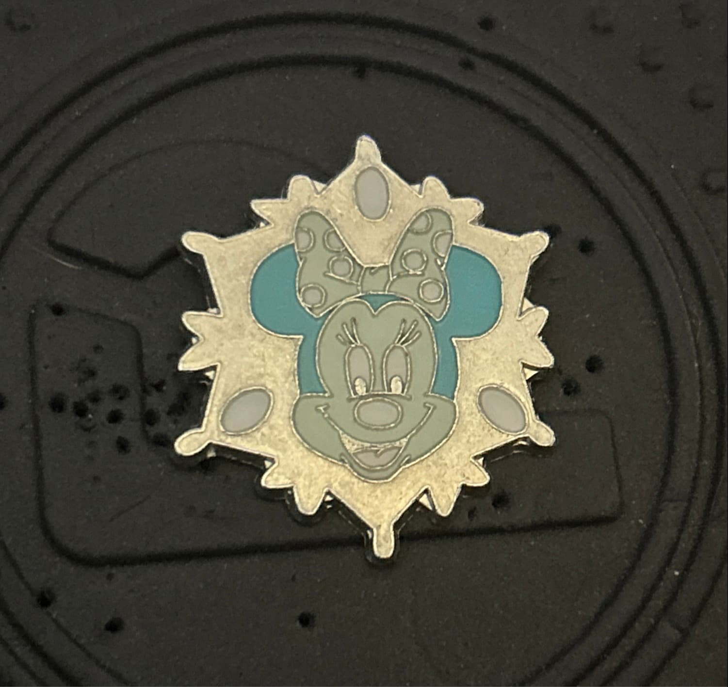 DLR - 2007 Hotel Hidden Mickey Snowflake Collection - Minnie Mouse front