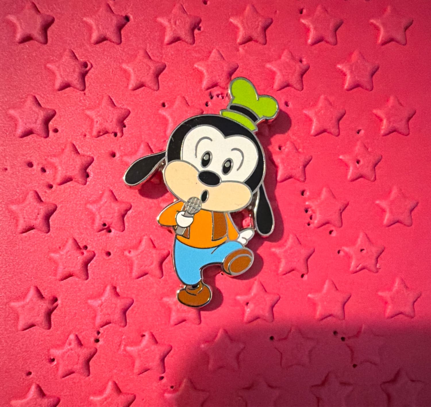 Goofy with Microphone - Mickey and Friends Cuties Booster Pin Set front