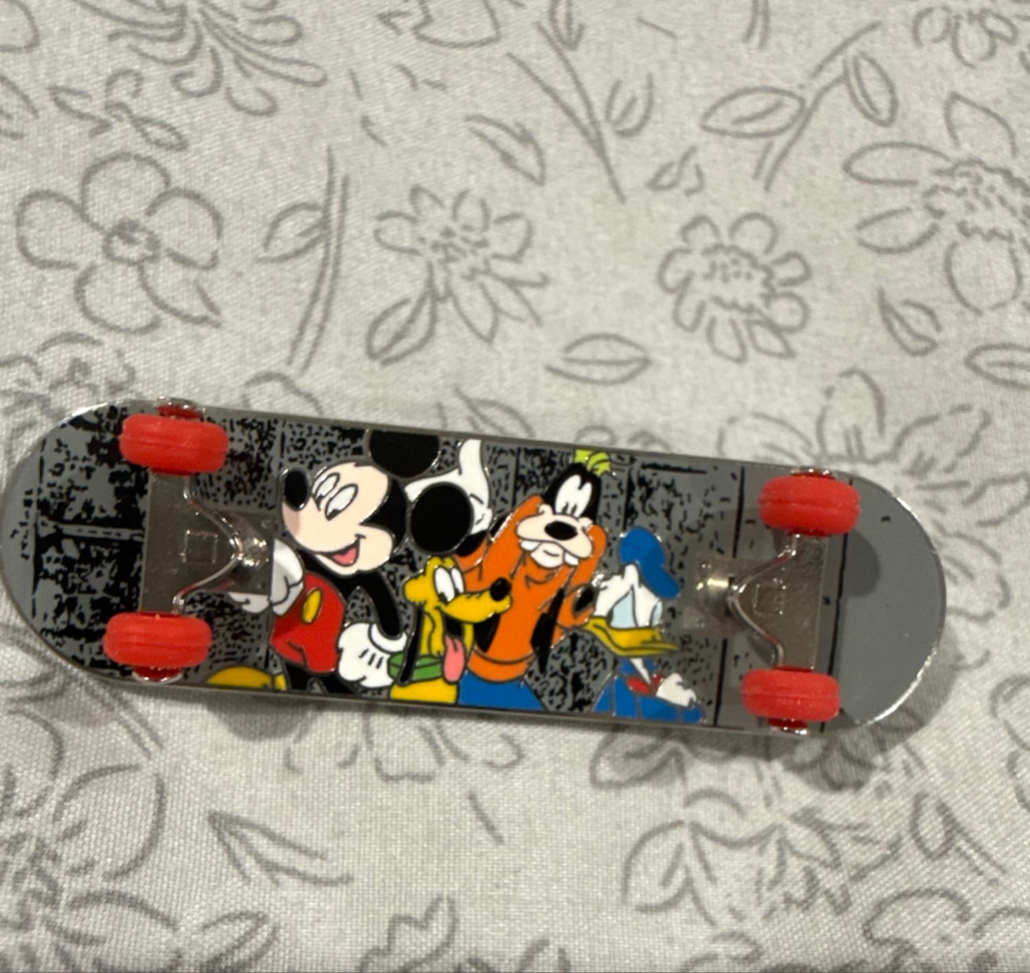 Skateboard Mickey and the Gang front