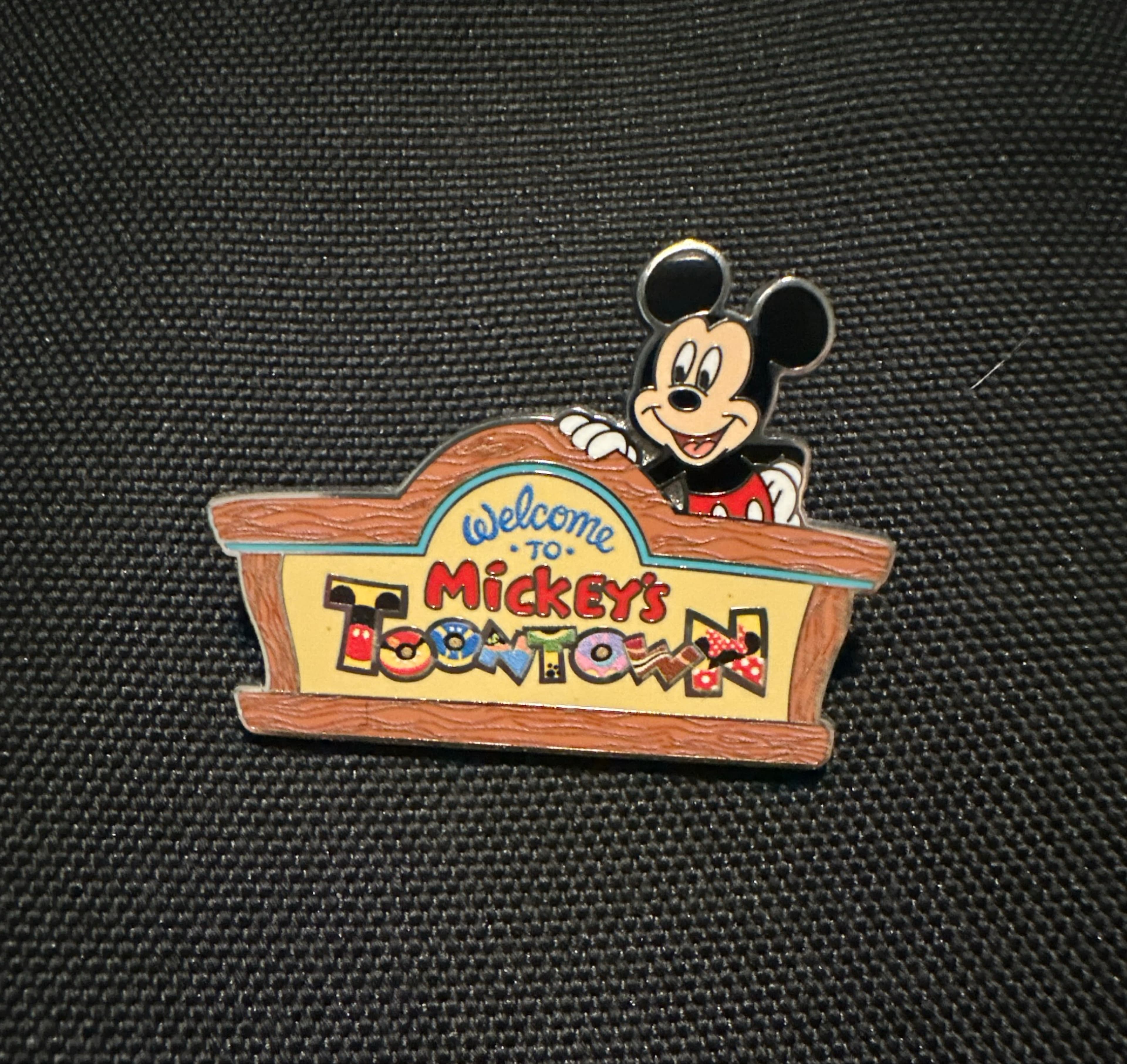 Mickey's Toontown Pin front