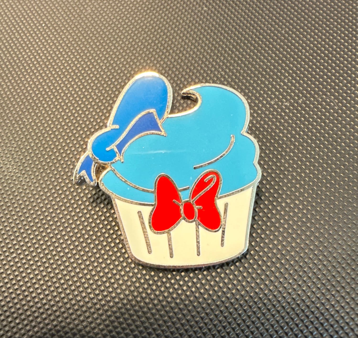Donald Duck Cupcake Pin front