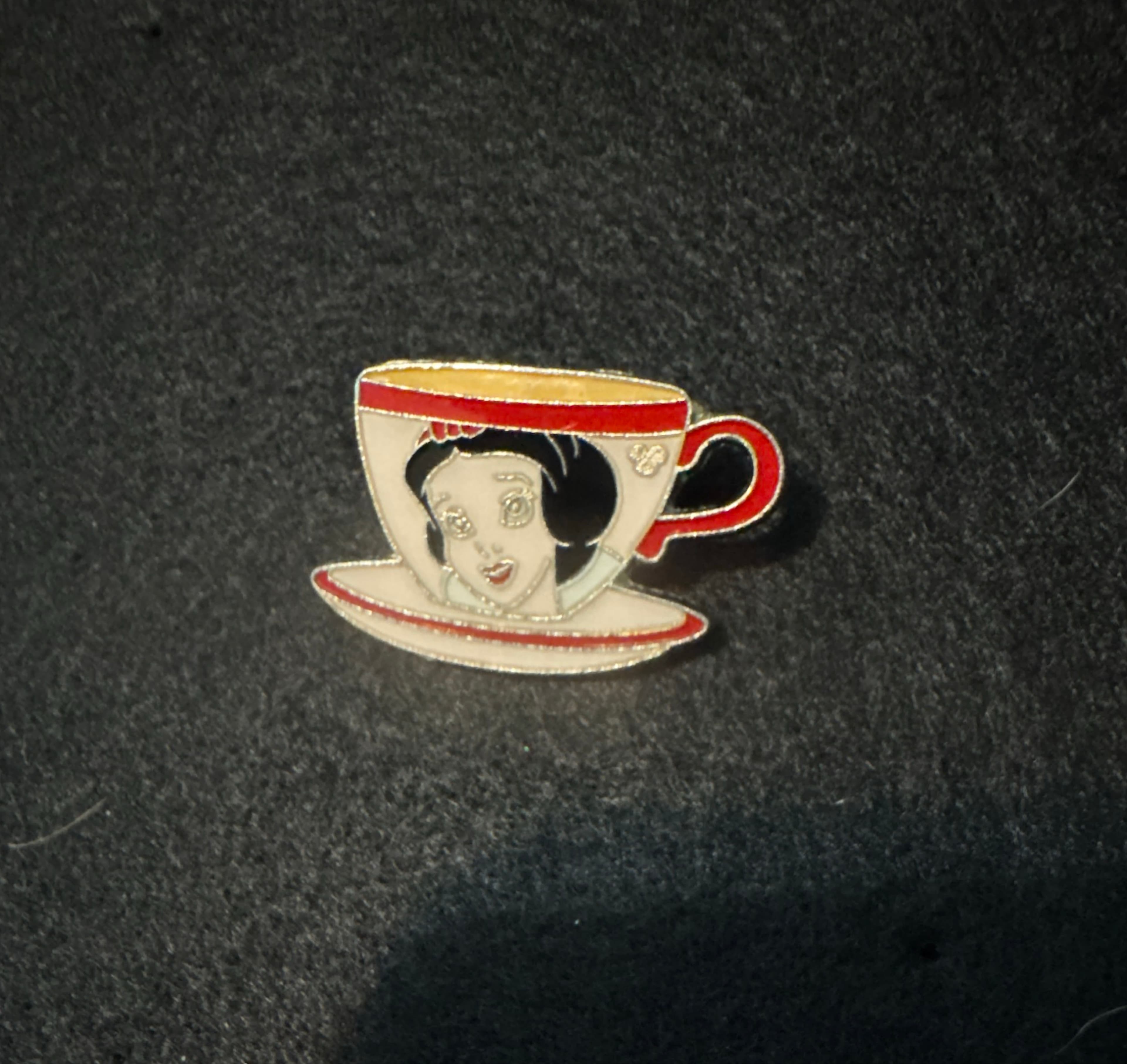 Snow White - Princess Tea Cups - Hidden Mickey 2009 front