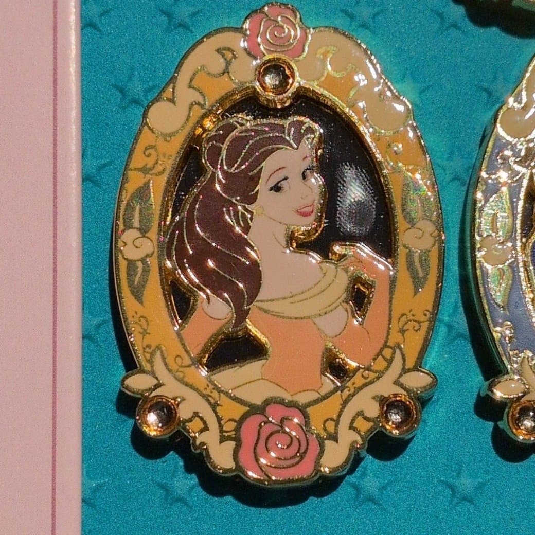 Belle mirror portrait front