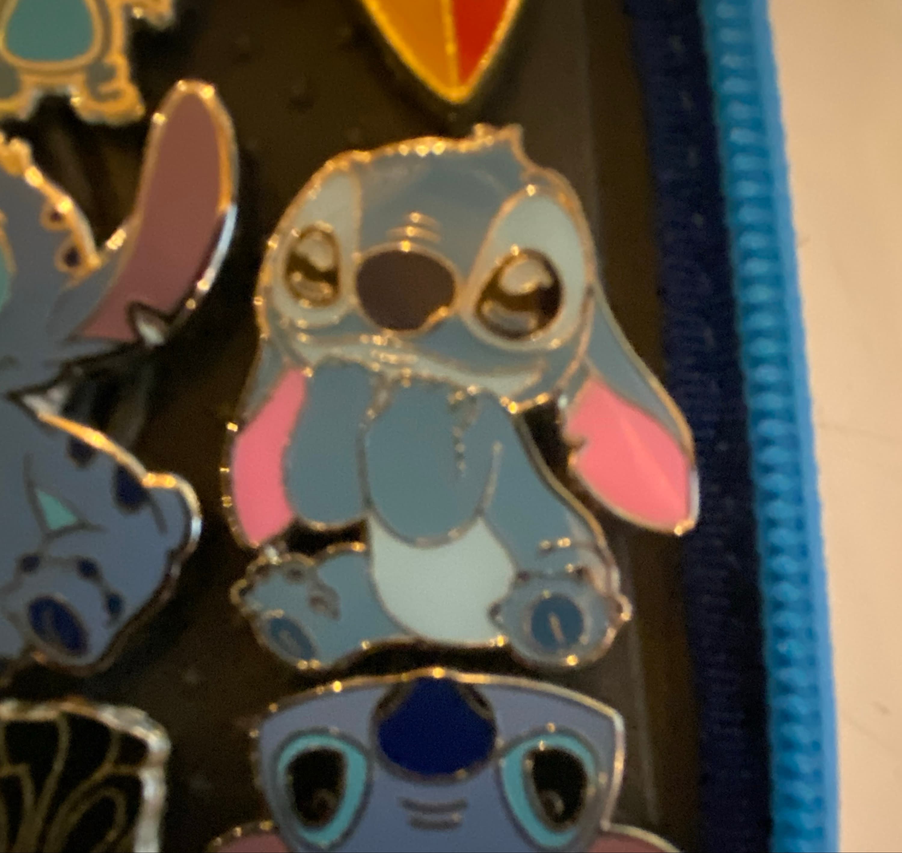 Cutie Stitch Sitting - Lilo and Stitch - Hands on chin front