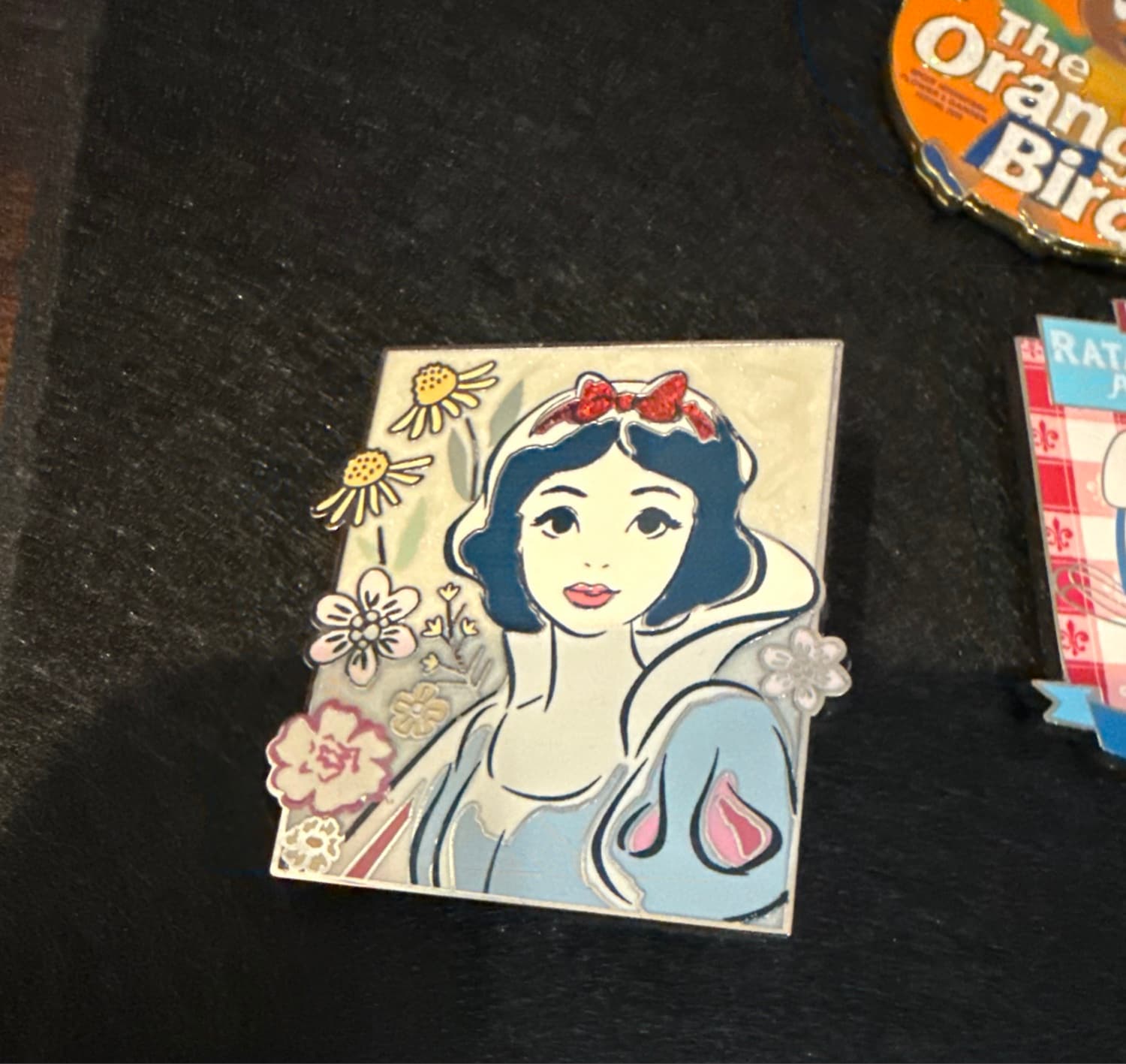 Snow White and the Seven Dwarfs Snow White Portrait Frame Enamel Pin - BoxLunch Exclusive front