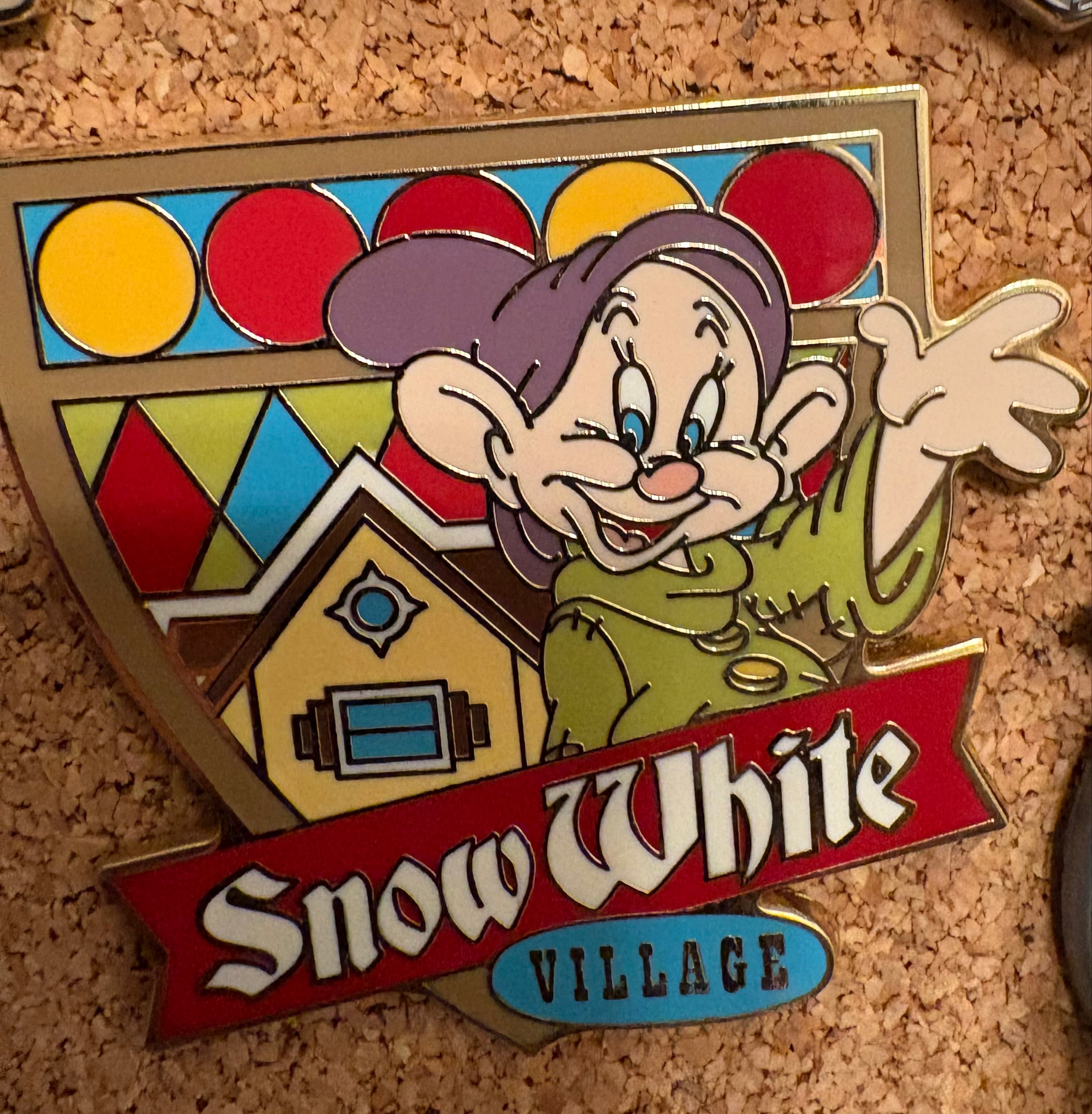 Snow White Village - Dopey front