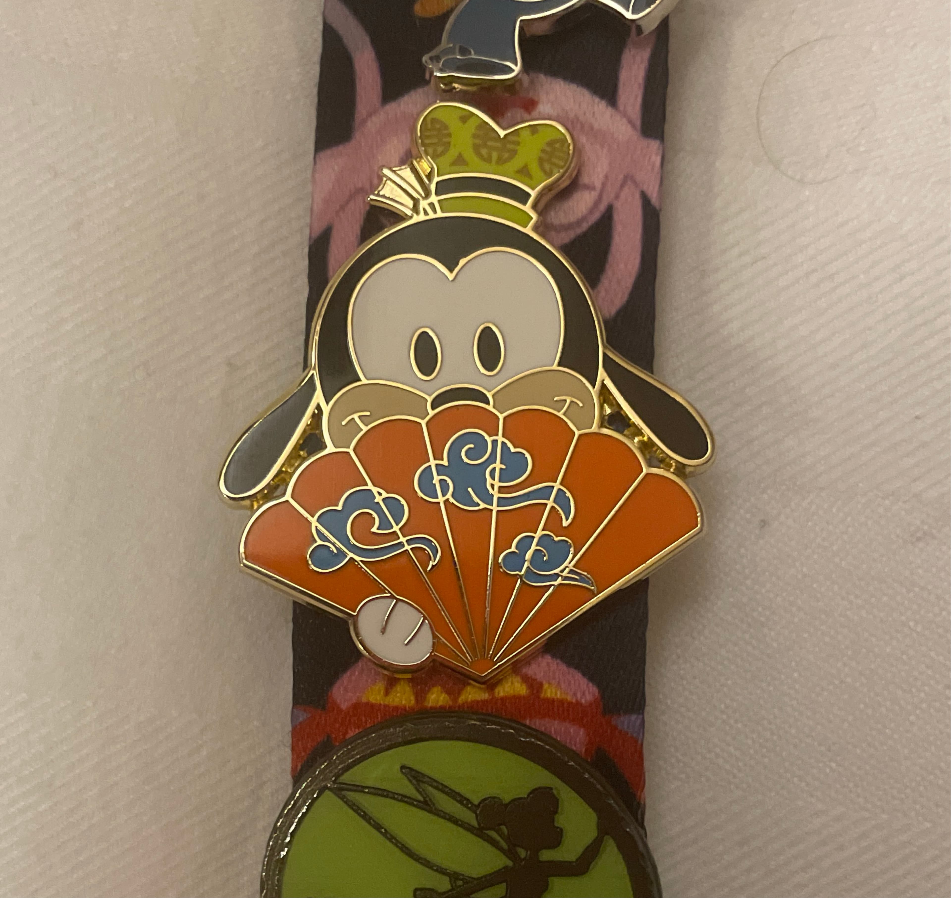 Goofy - Disney Character Folding Fans Mystery Pin Set front