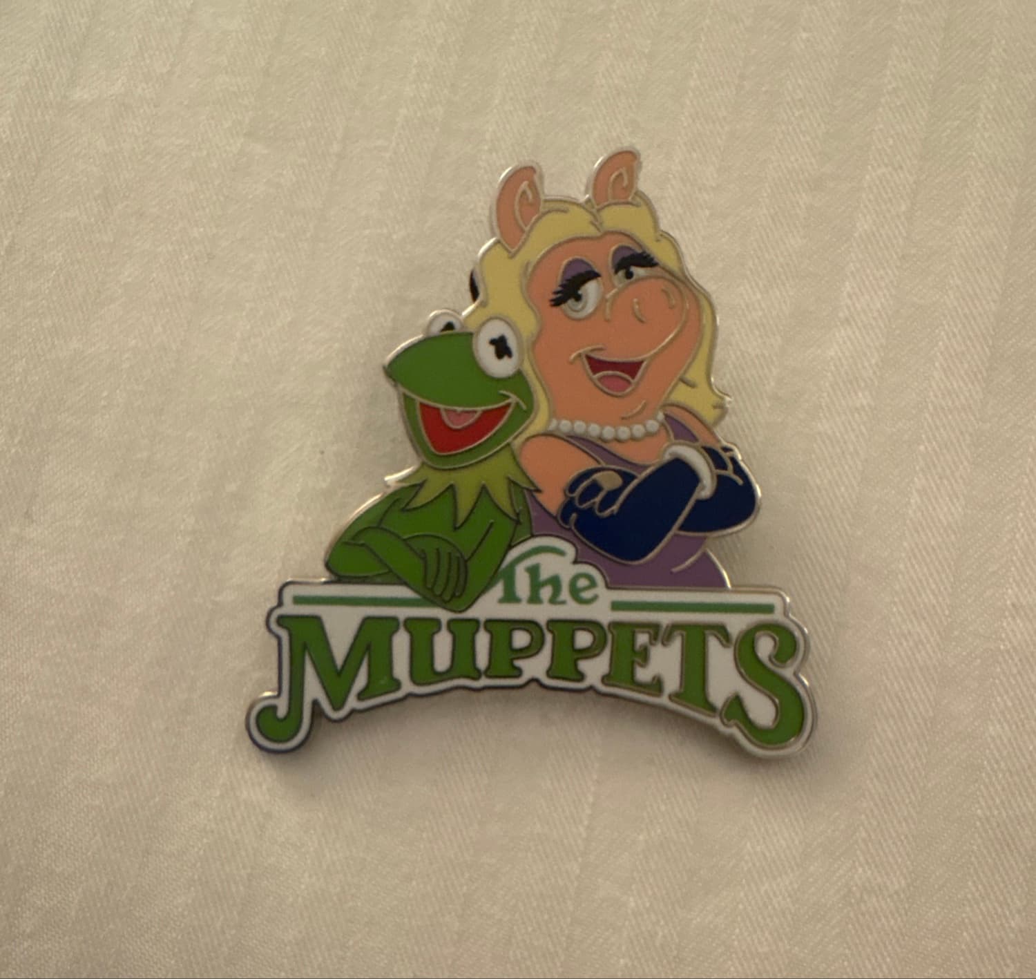 The Muppets Kermit the Frog & Miss Piggy Logo Pin front