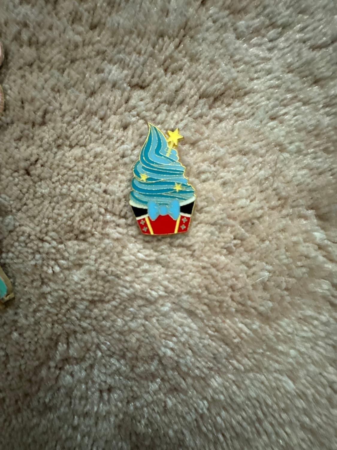 Blue Cupcake with Yellow Stars and Blue Bow - Hidden Disney Series 2025 Wave B: Cupcake Treats front