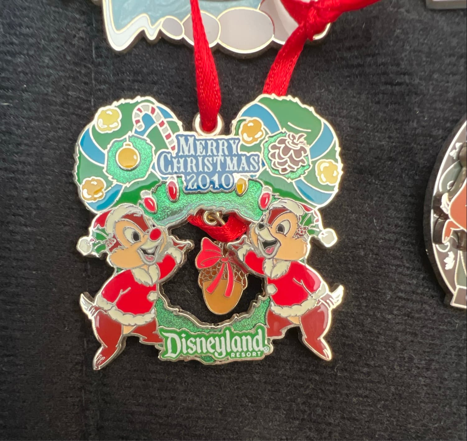 Chip and Dale Merry Christmas 2010 Disneyland Resort Wreath Pin front