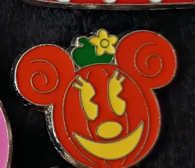 Minnie Mouse Pumpkin Jack-O-Lantern front