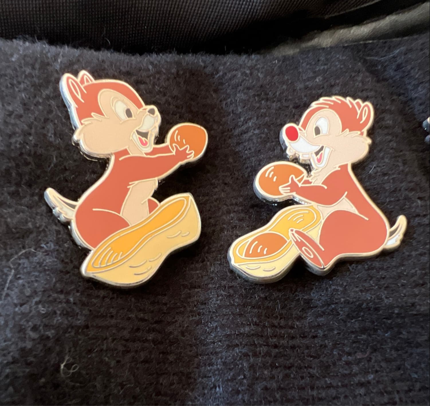 Chip & Dale Eating a Peanut - 2 Pin Set front