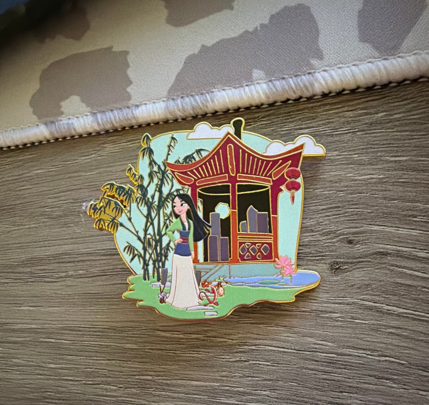 Mulan, Mushu & Cri-Kee Bamboo Background Pin front