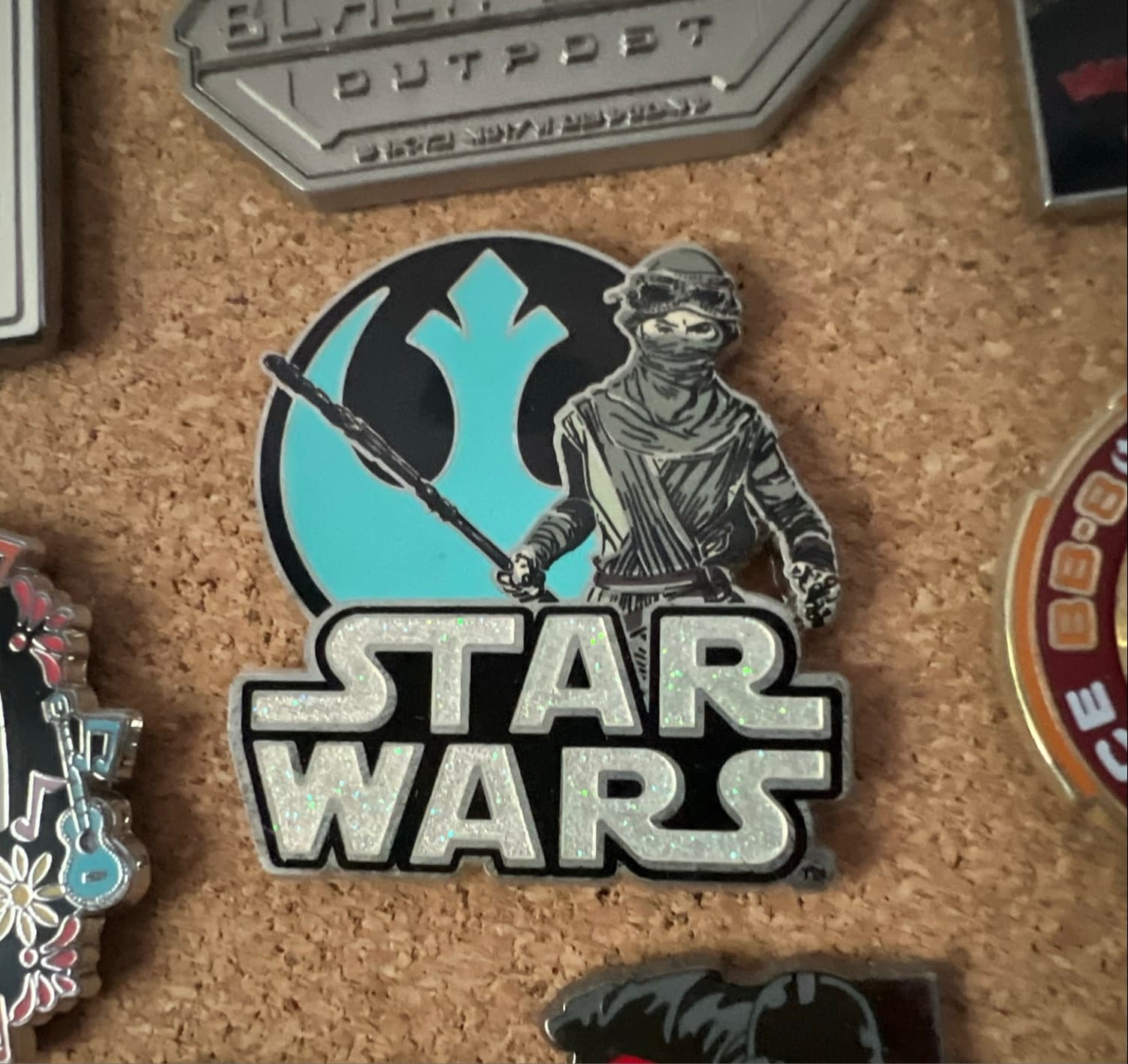 Star Wars: The Force Awakens - Rey - Rebel Alliance Emblem Pin front