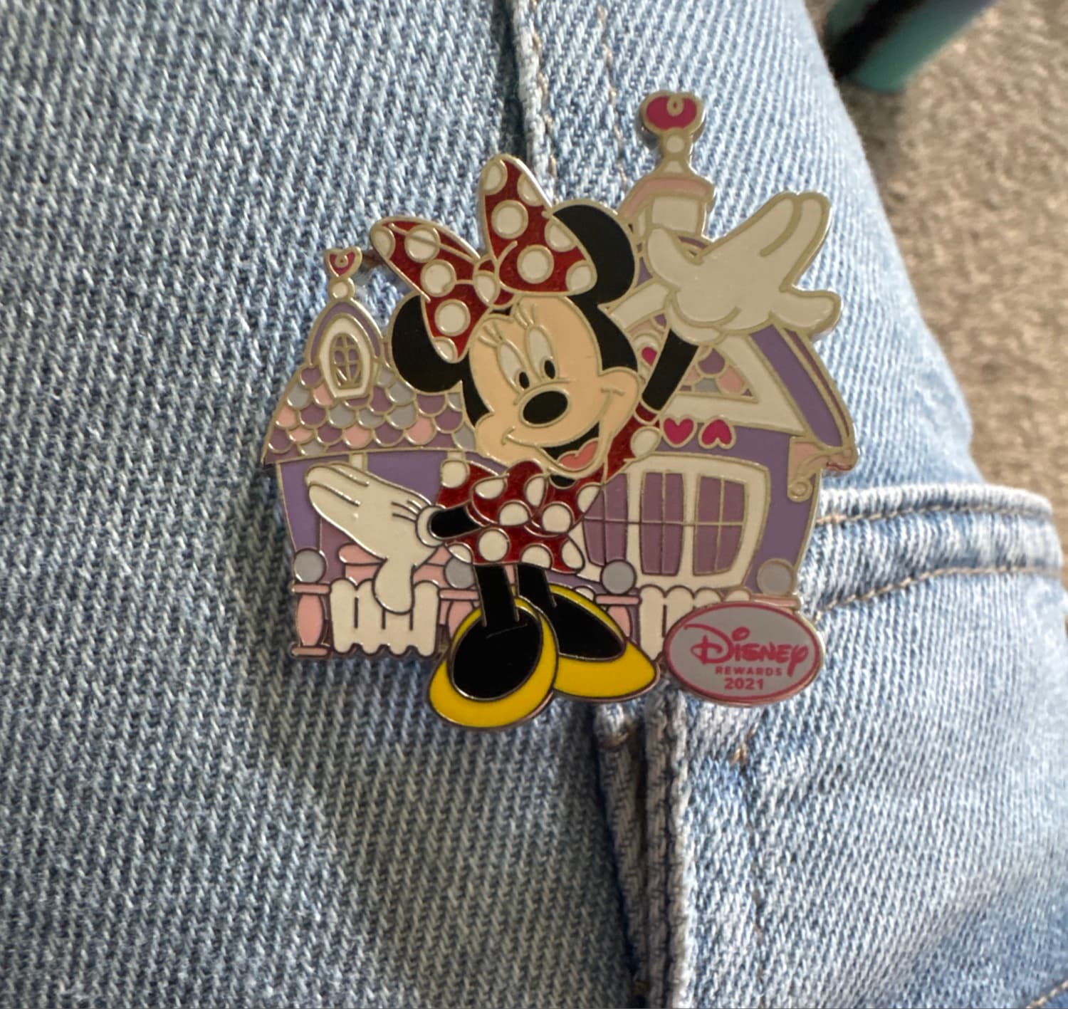 Minnie Mouse Disney Rewards Cardmember Pin 2021 front