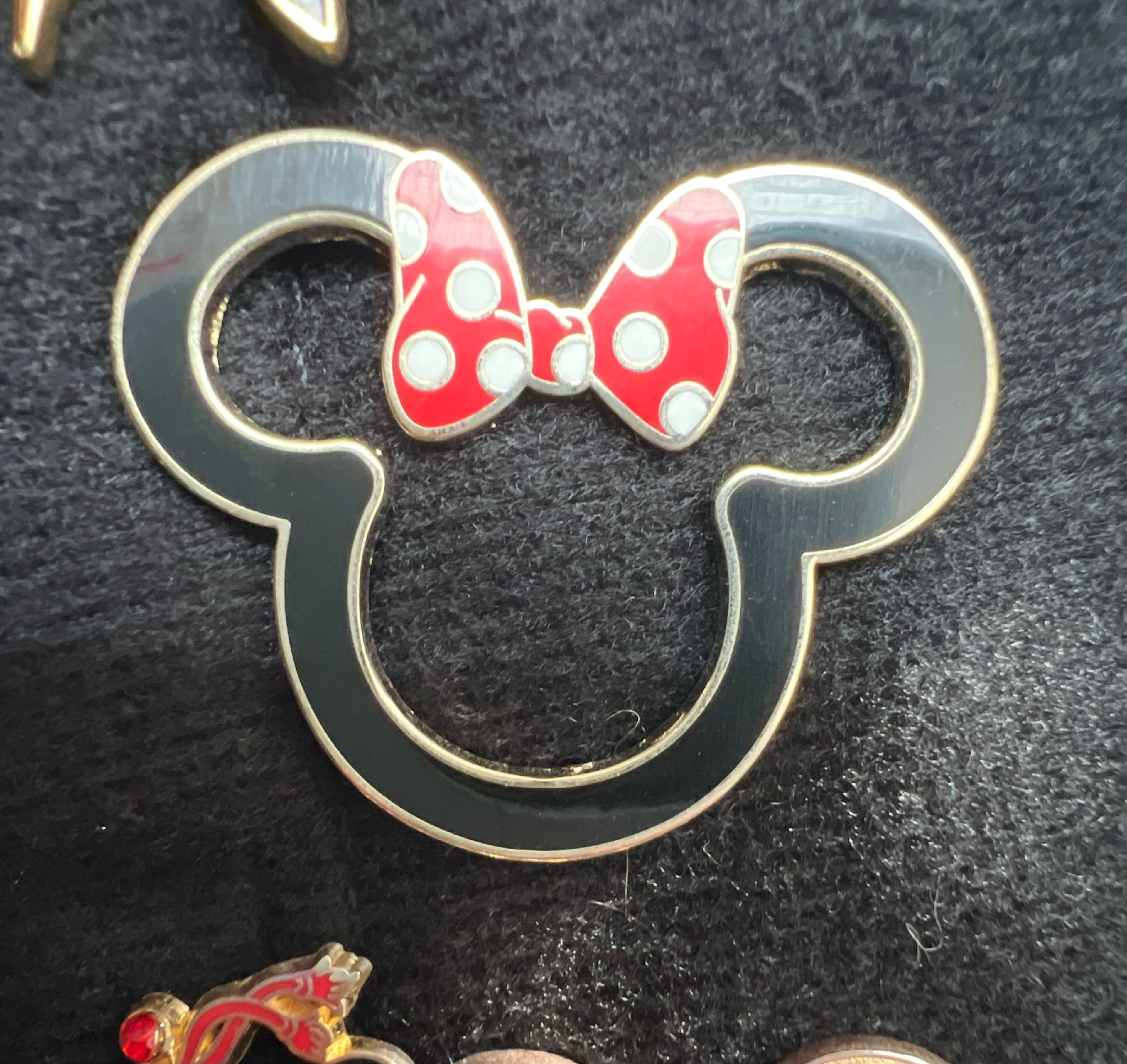 Minnie Mouse Icon Outline Pin front