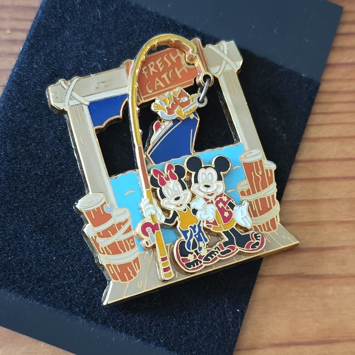 Mickey and Minnie Fresh Catch Fishing Dangle Pin front