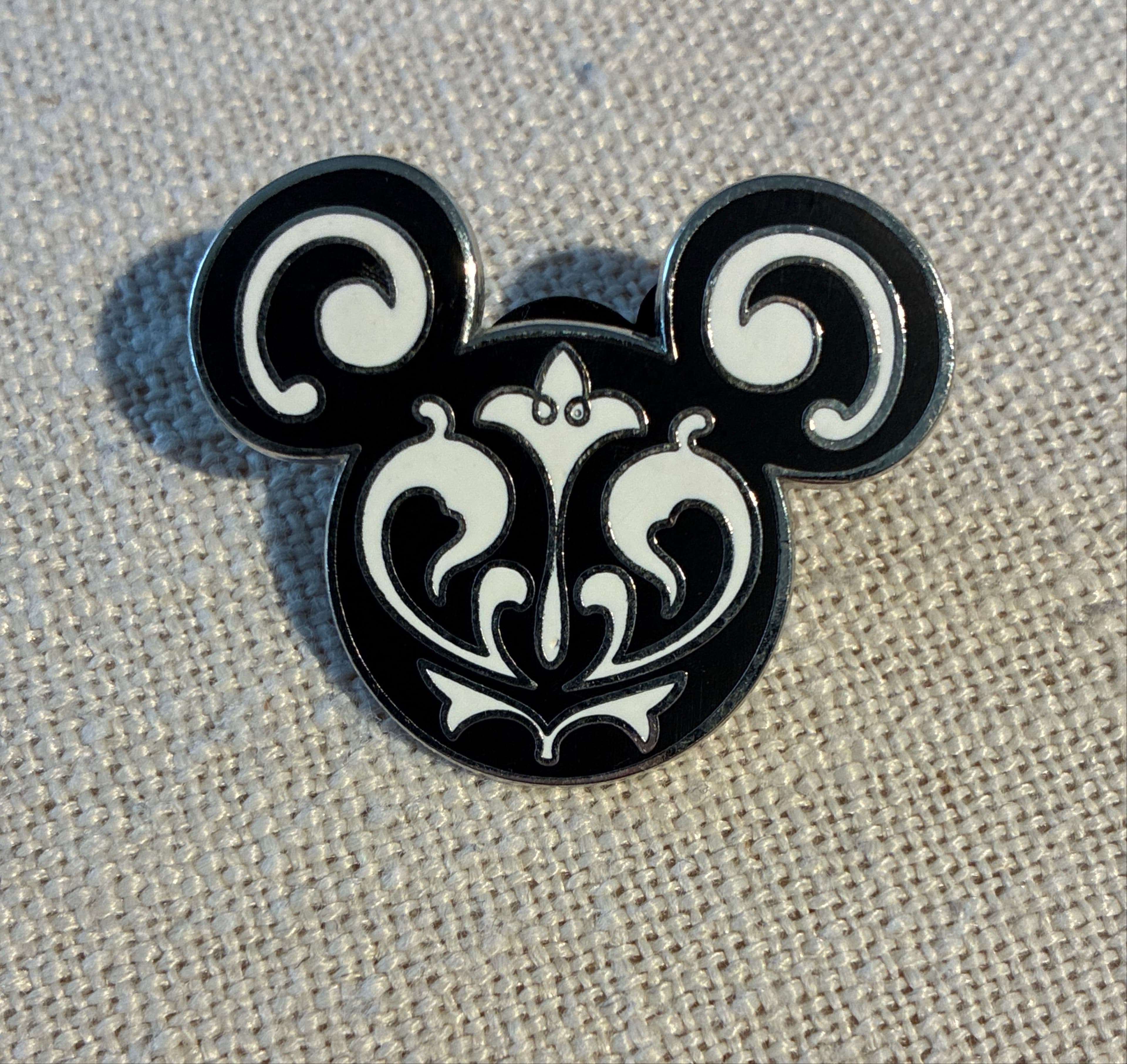 Mickey Mouse - 2012 Hidden Mickey Crest Collection front