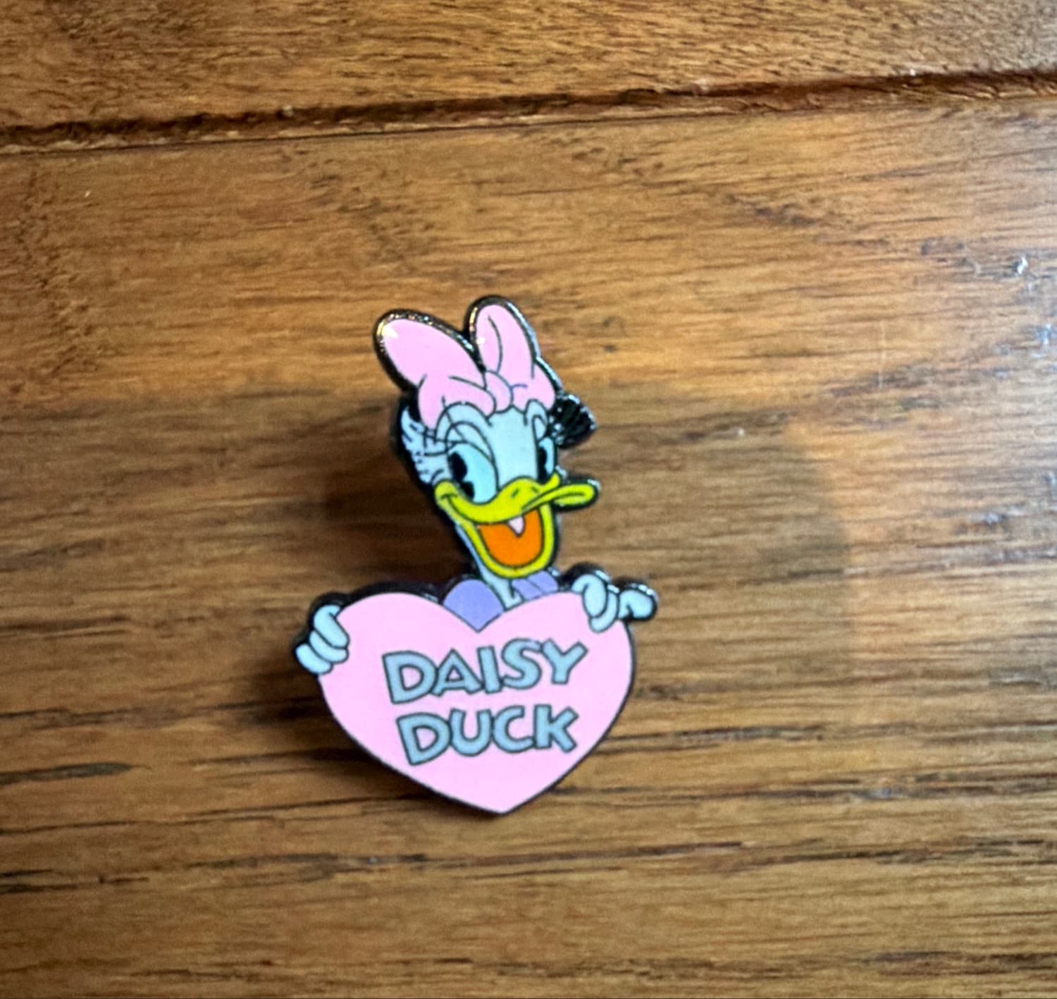 Daisy Duck Pink Heart Pin front