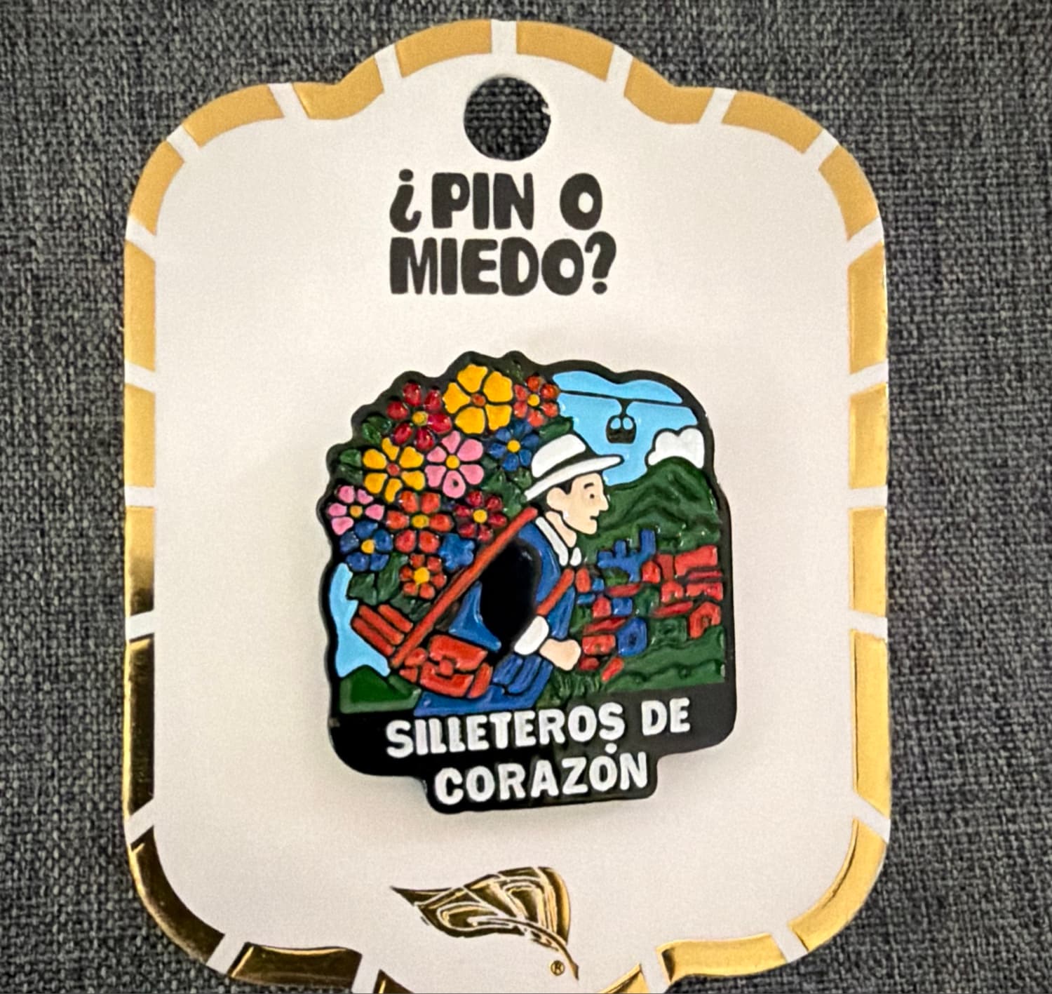 Silleteros de Corazón Pin - Feria de las Flores front