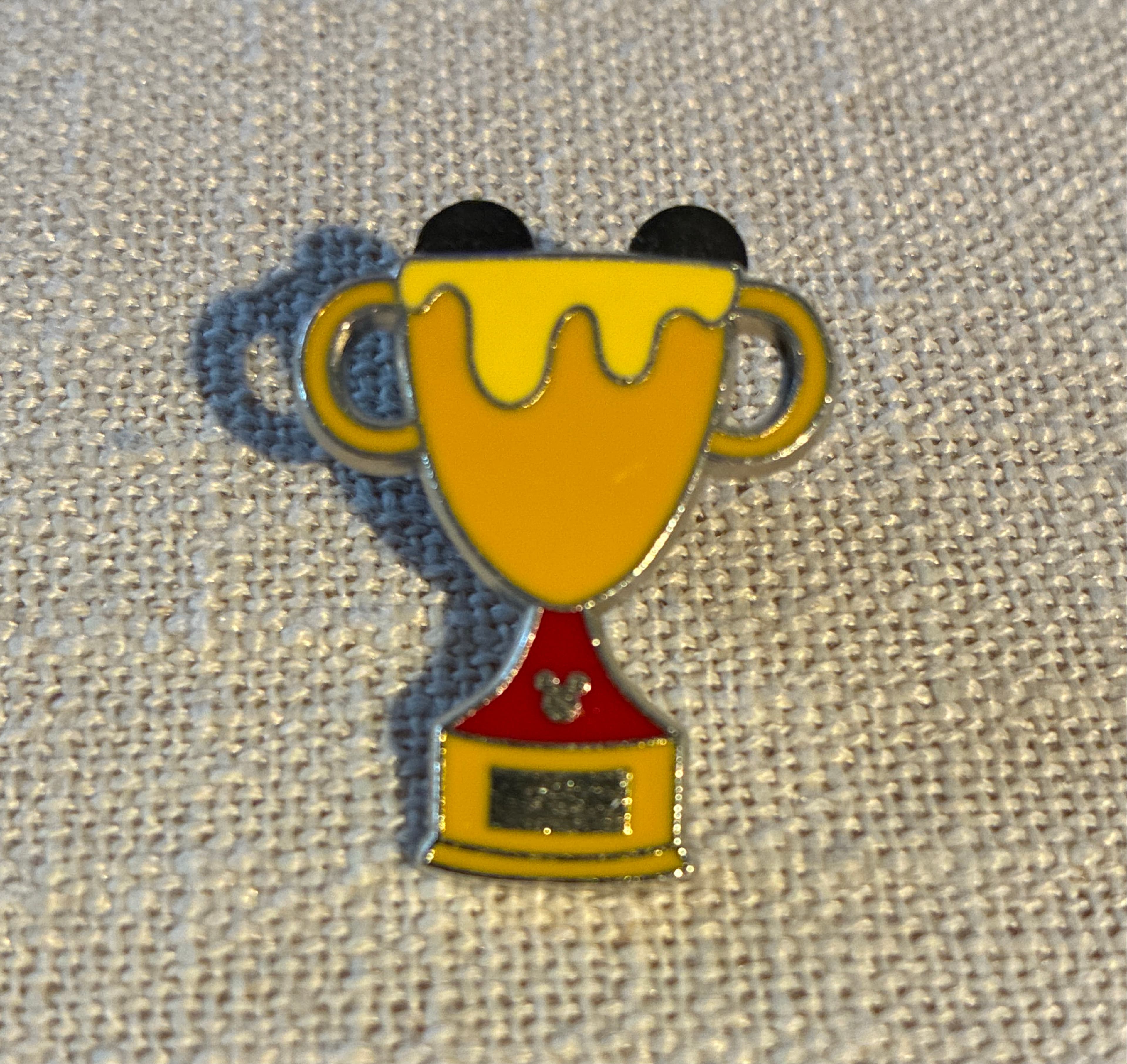 Winnie the Pooh Trophy - 2019 Hidden Mickey - Trophies - Wave B front