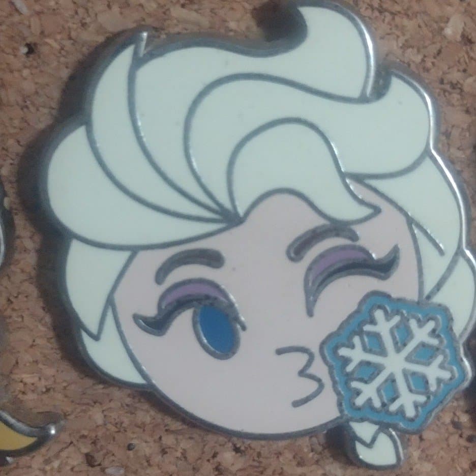 Emoji Blitz Frozen Queen Elsa Blowing Kiss Snowflake front