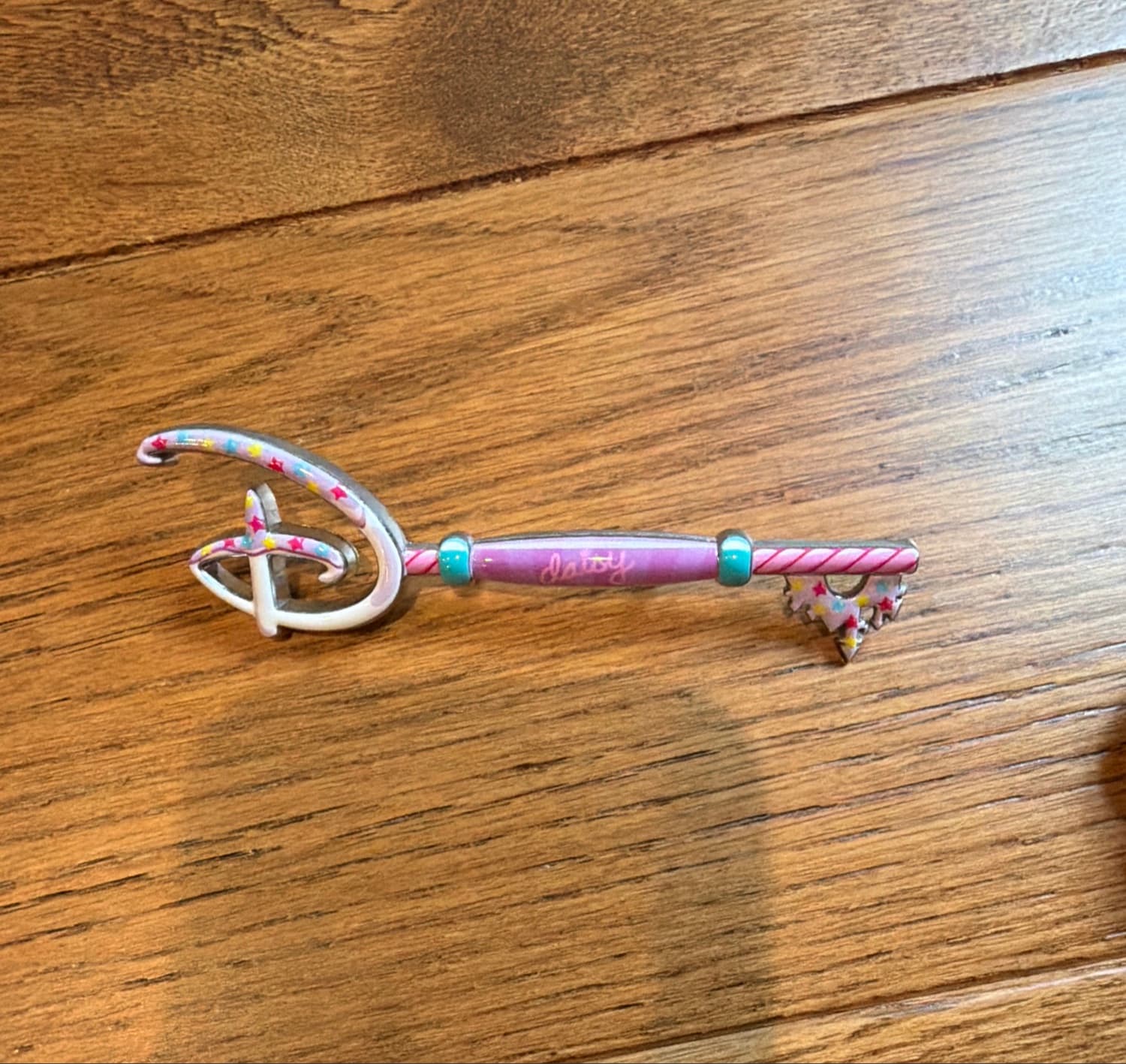 Daisy Duck Collectible Key Pin front