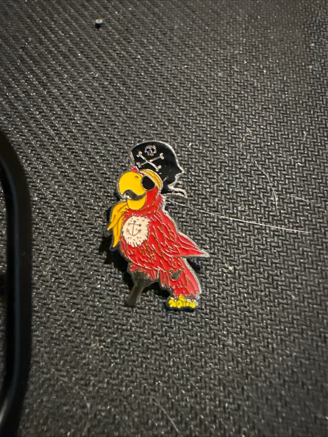 Disney Trading Pin - Pirates of the Caribbean Red Pirate Parrot front