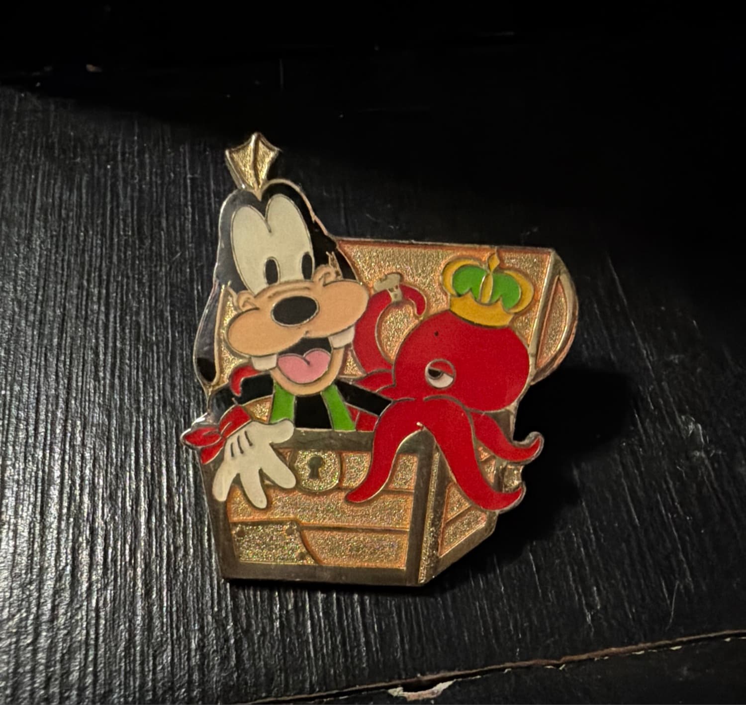 Goofy & Octopus Treasure Chest Pirate front