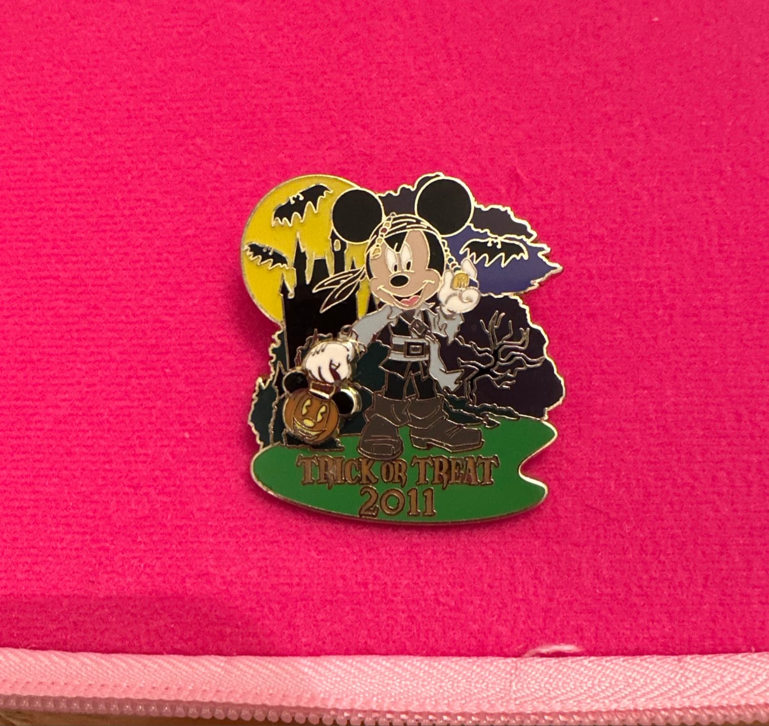 Disney Halloween Pin - Trick or Treat 2011 - Mickey Mouse as a Pirate front