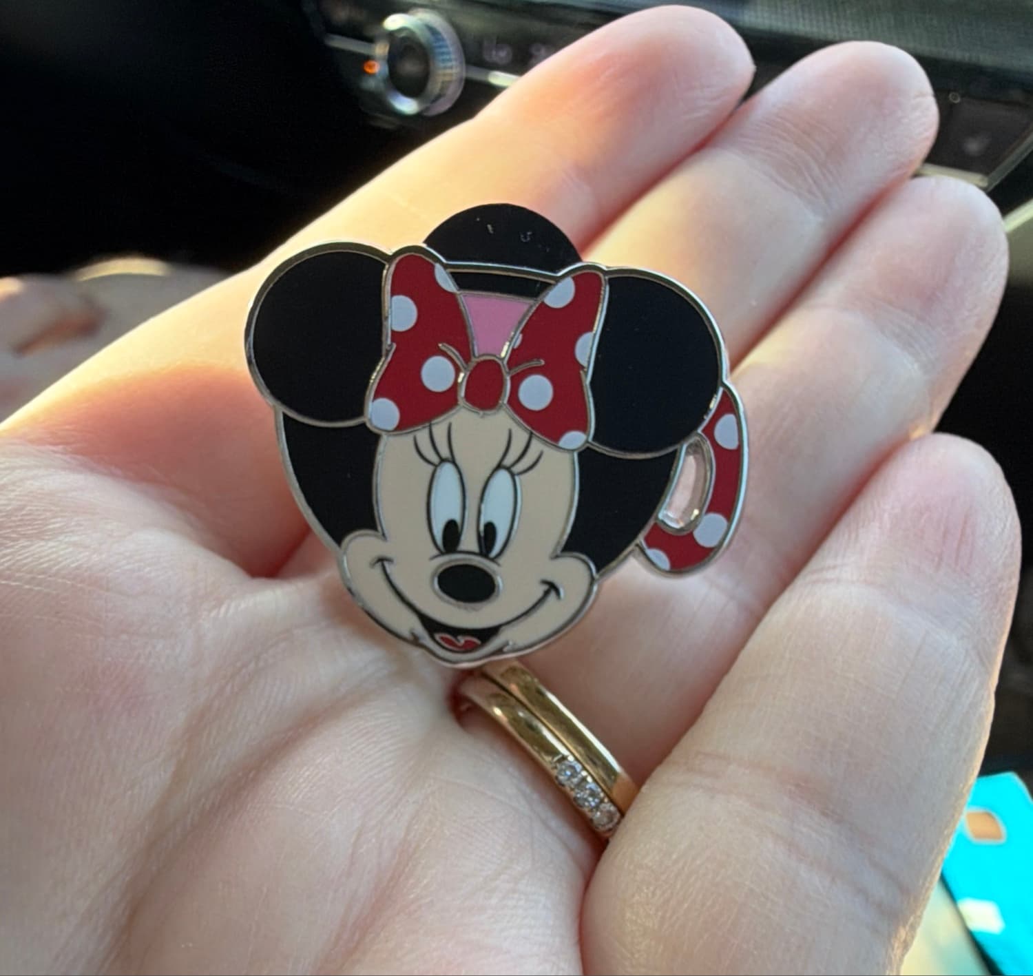 Minnie Mouse Character Mugs Mystery Pin front
