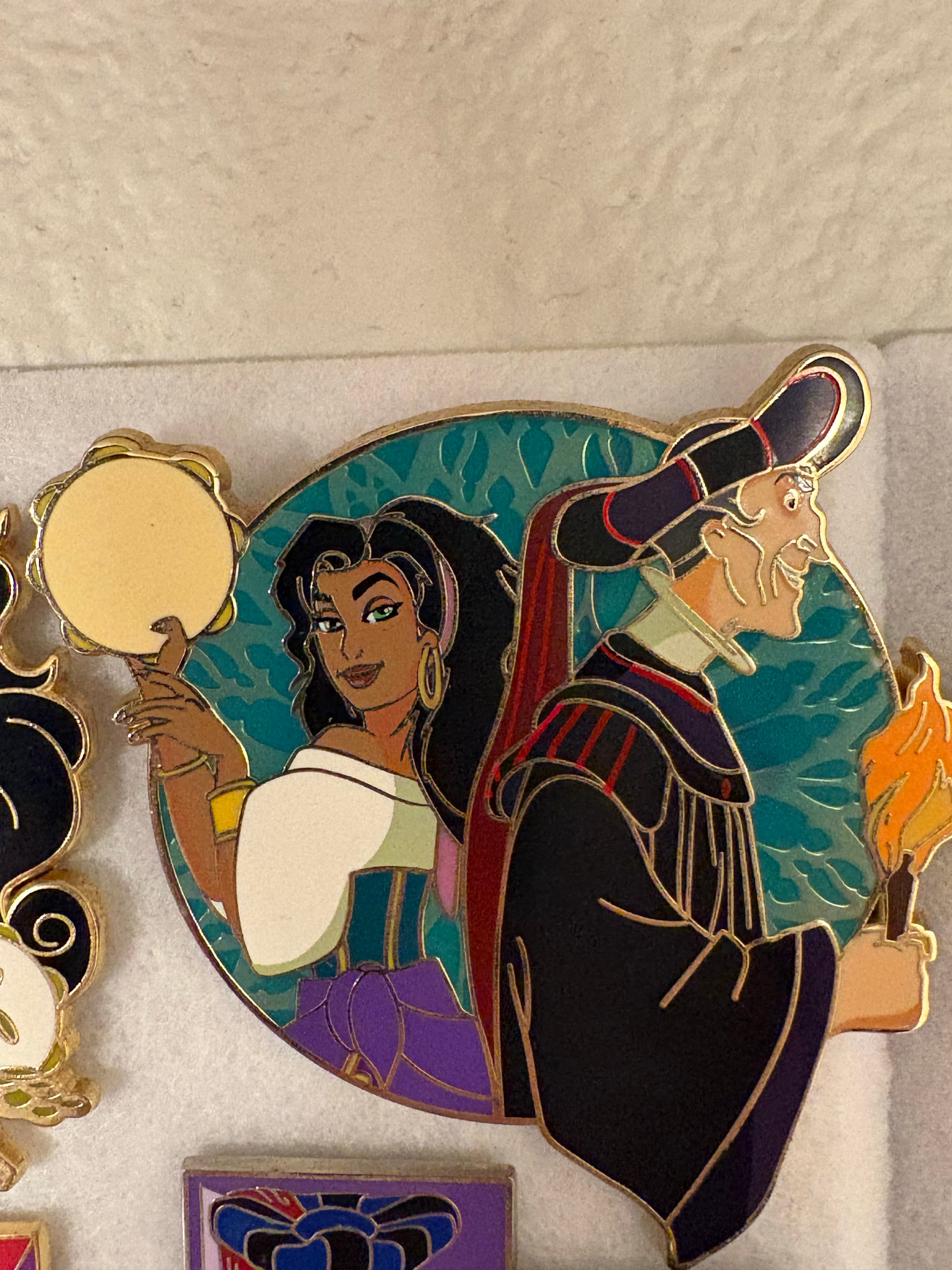 Esmeralda and Frollo Profile Duo - The Hunchback of Notre Dame front
