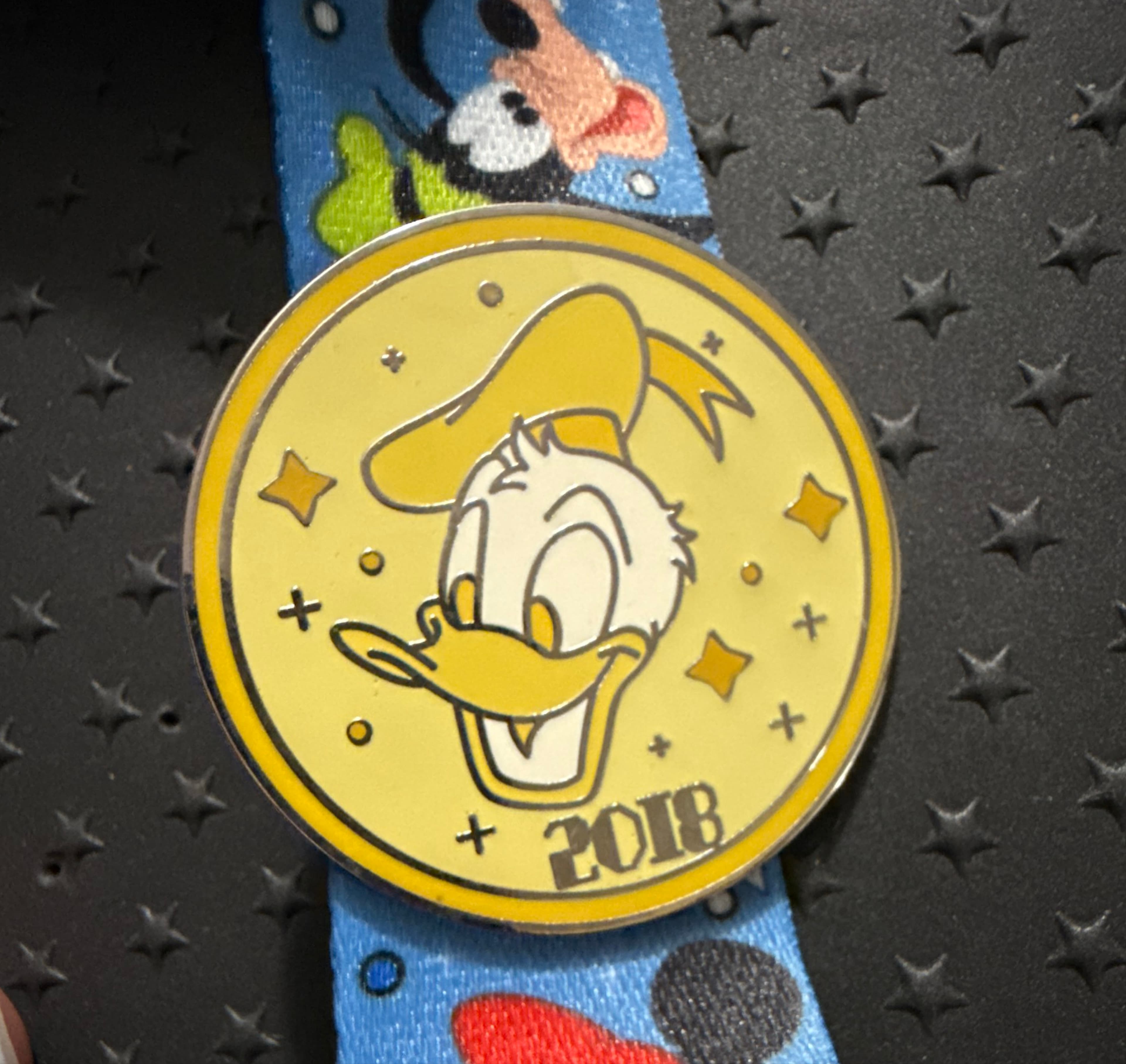 Donald only - The Disney Parks 2018 Pin Trading Starter Set front