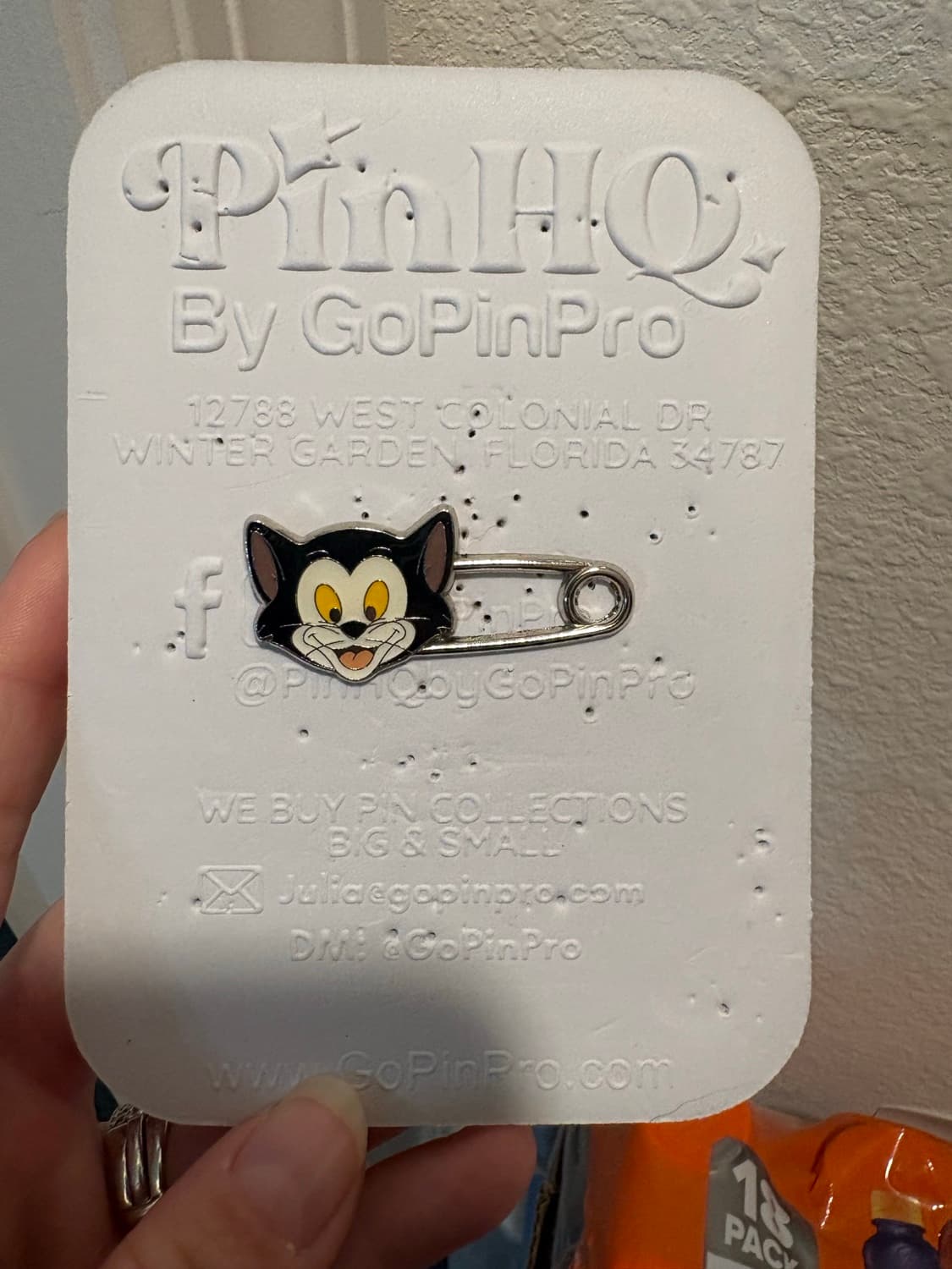 HKDL Safety Pin - Figaro front