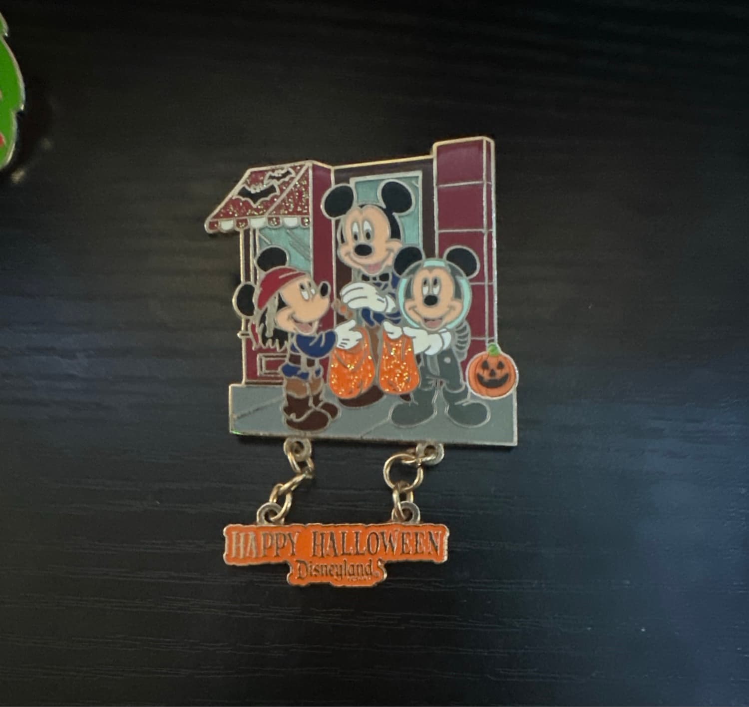 Mickey & Minnie Mouse Happy Halloween 2001 Dangle Pin front