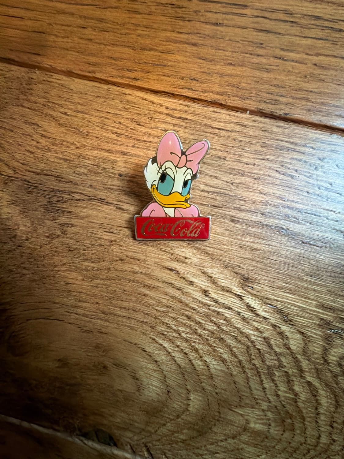 1986 Coca Cola Disney Pin Daisy Duck Walt Disney World 15th Anniversary front