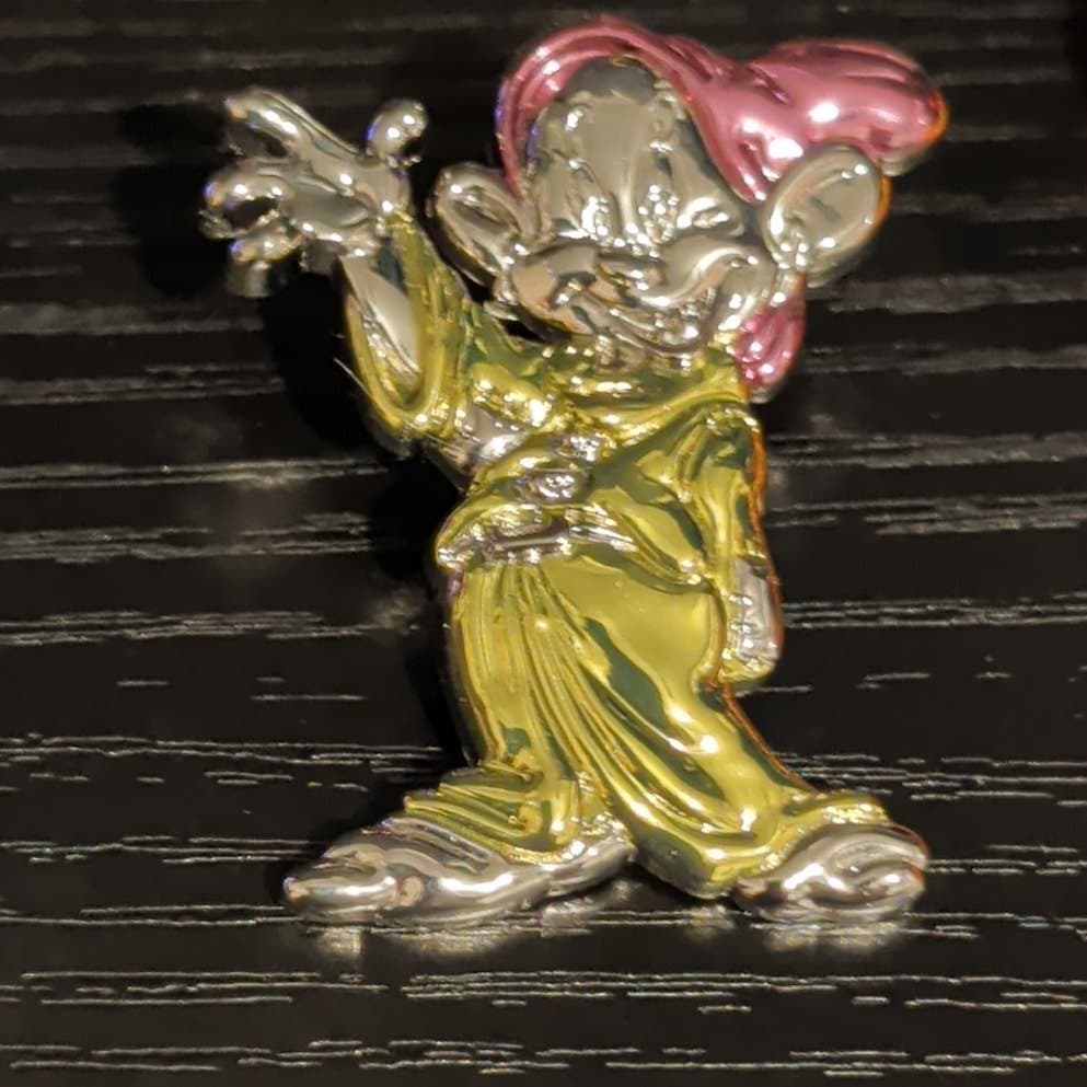 Disney Parks 2024 Seven Dwarfs Dopey Sculpted Metallic 3D Pin front