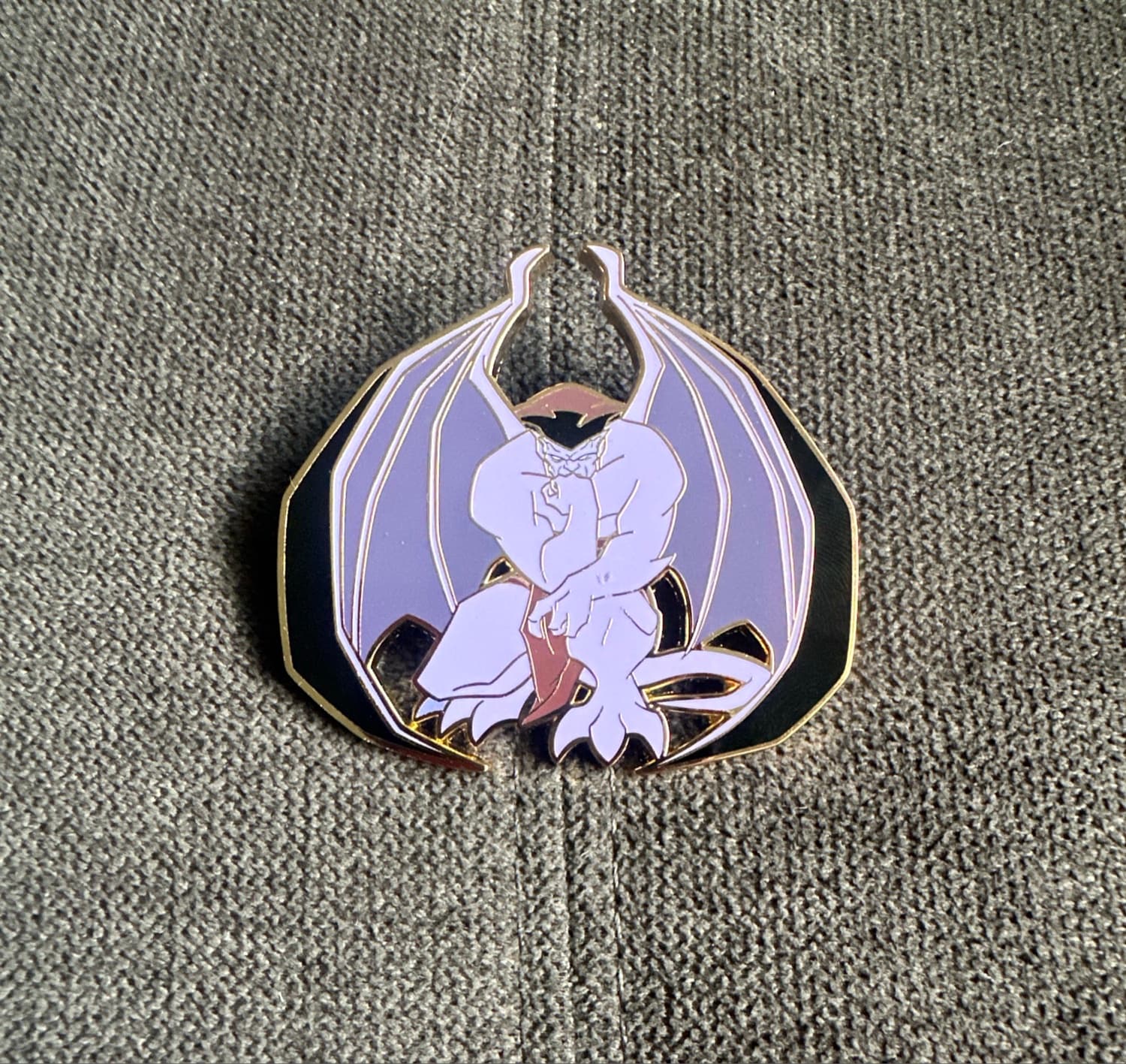Goliath - Gargoyles Jumbo Pin front