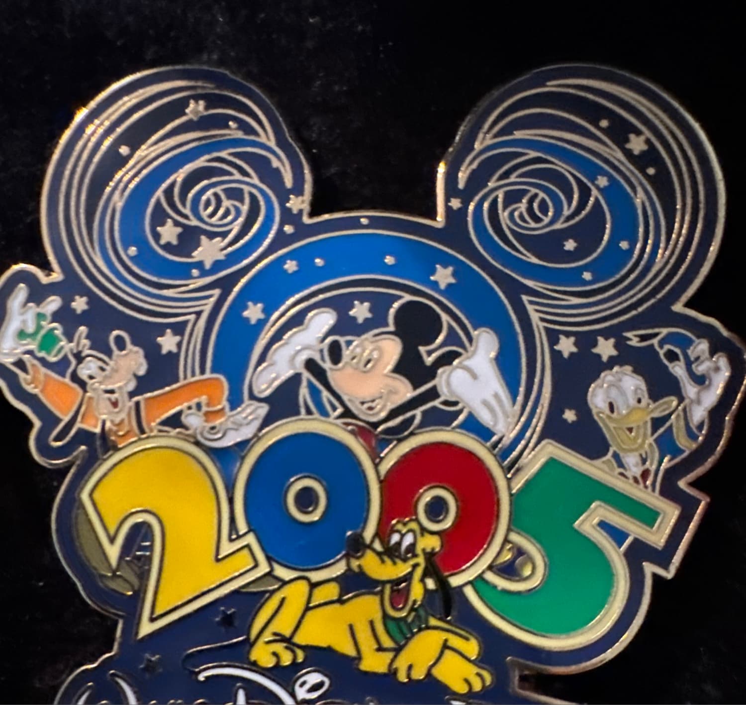 Mickey Mouse, Goofy, Donald Duck, Pluto 2005 Walt Disney World Ears Swirl Pin front