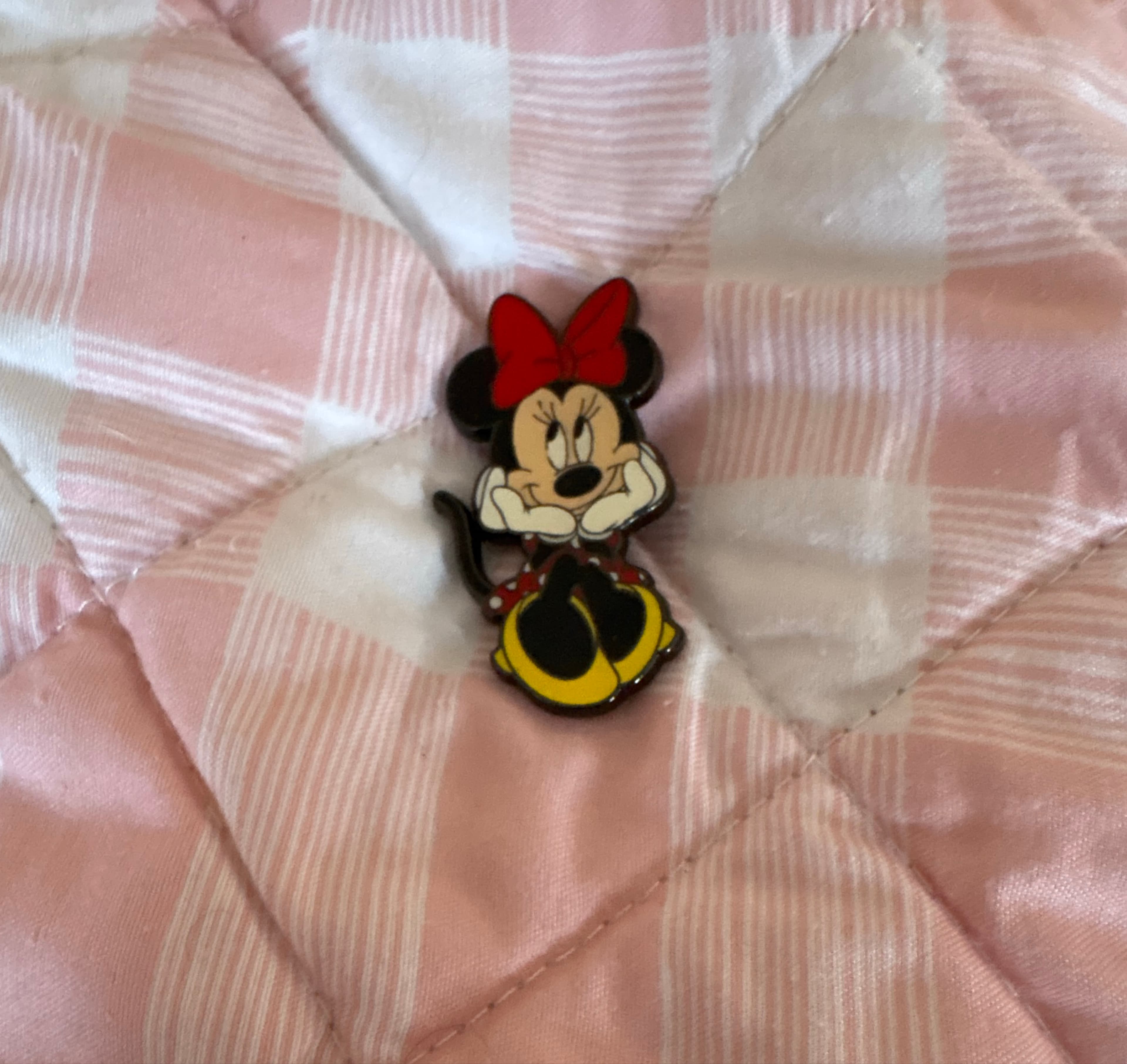 Minnie Mouse Bending Hands On front
