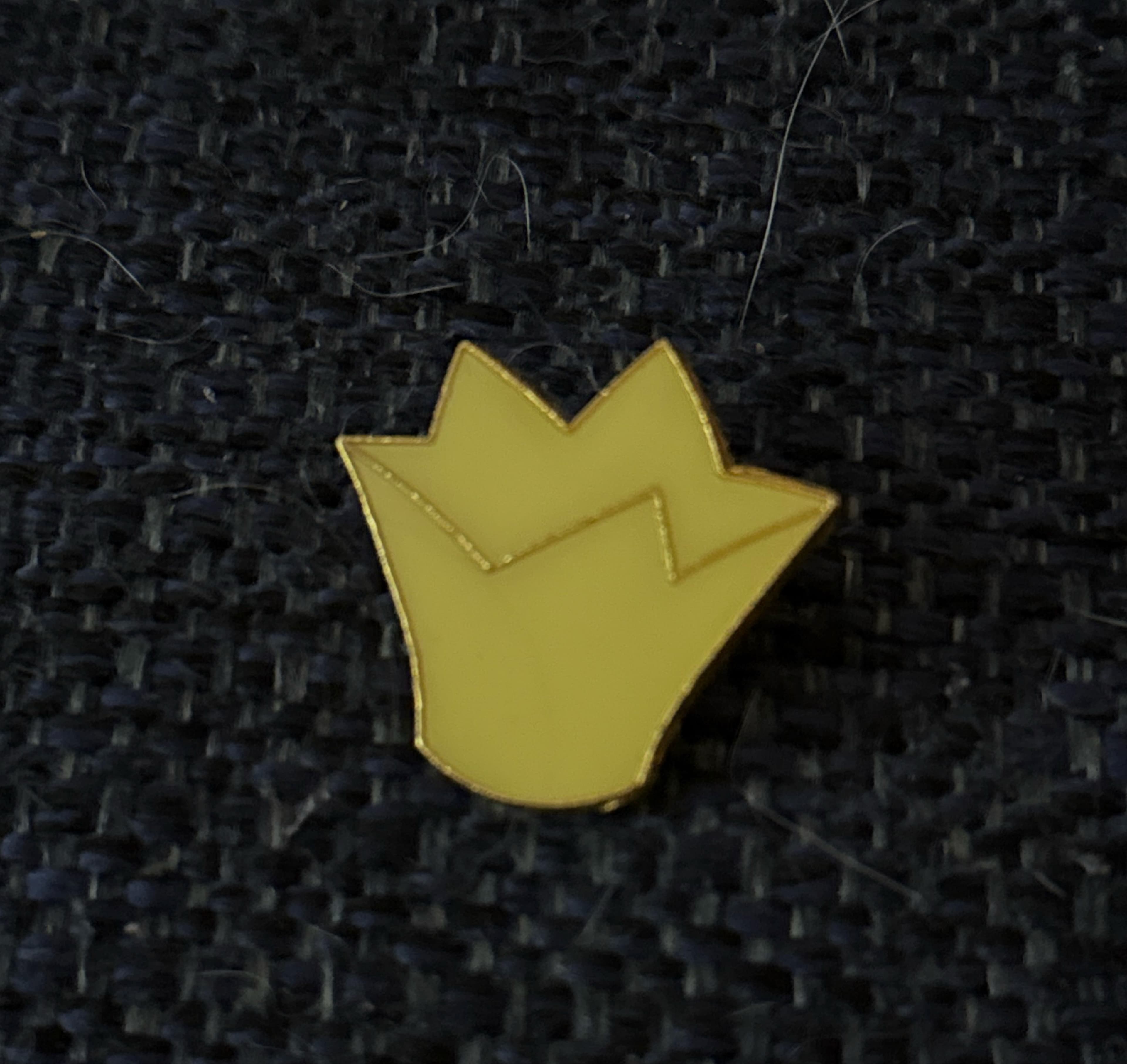 Queen Of Hearts Crown Pin front