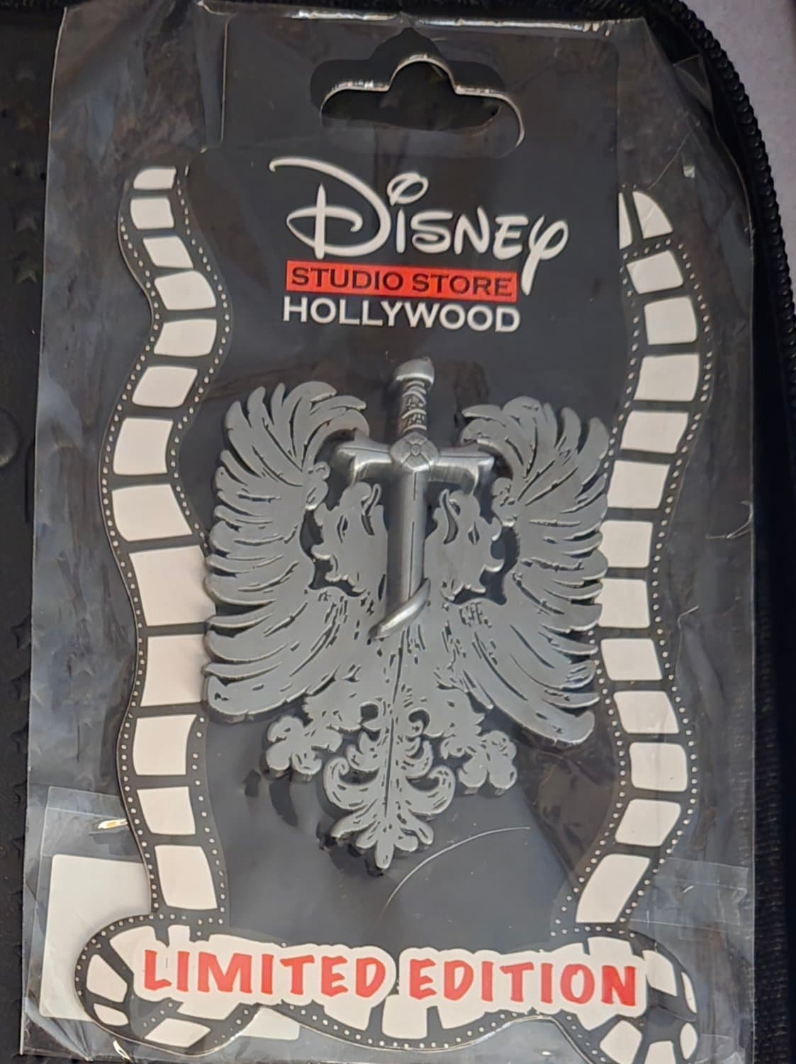 Maleficent: Mistress of Evil Sword Shield Crest front