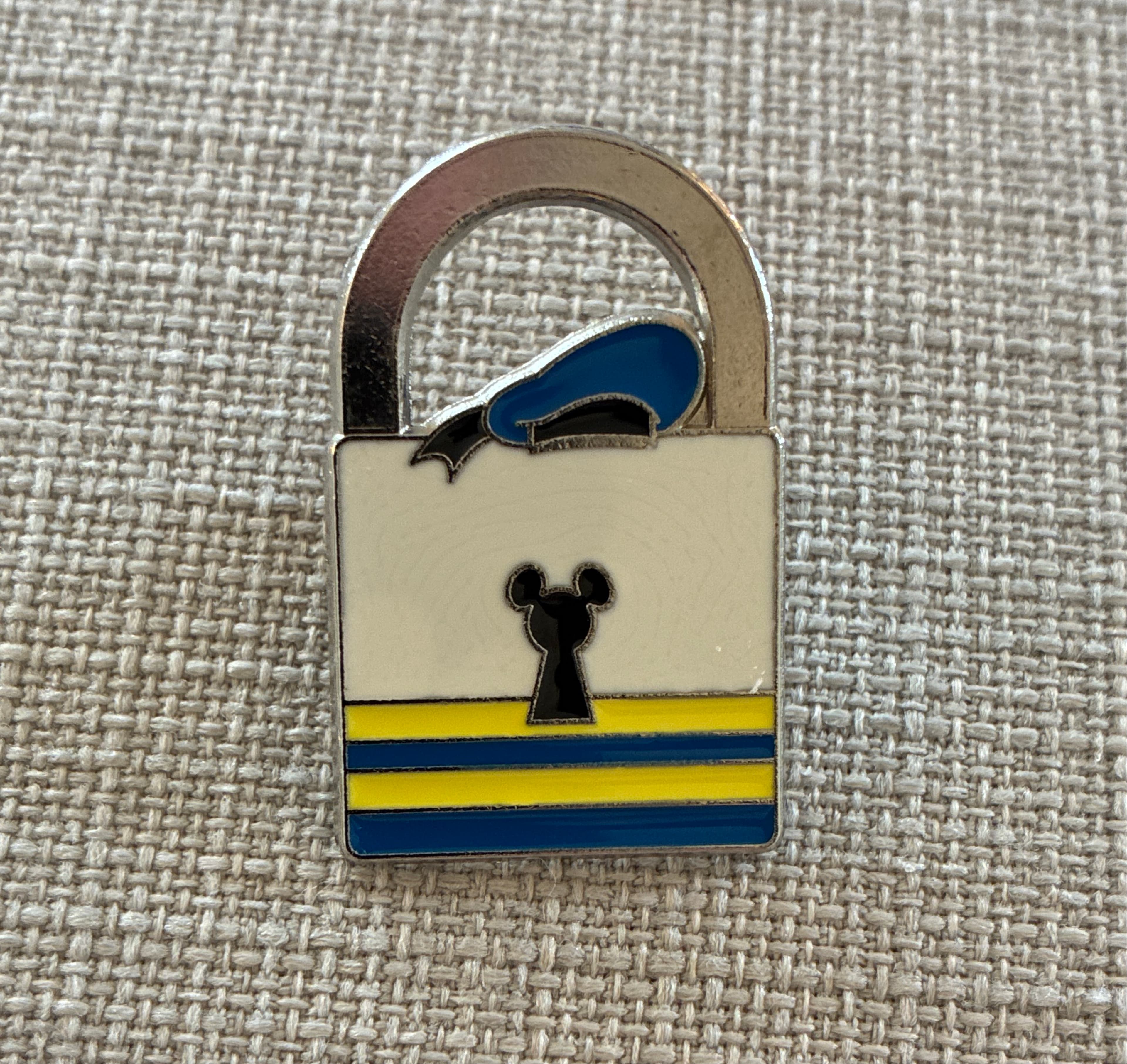 Donald Duck Lock Padlock Pin front